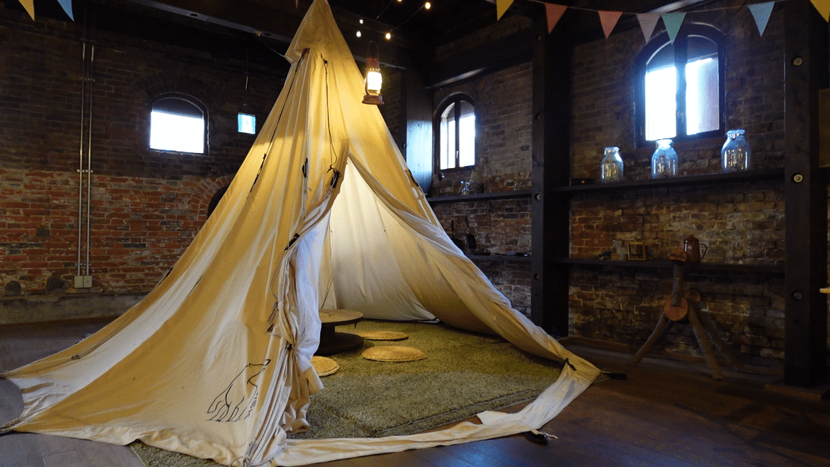 アウトドア用品を活かした温かい空間。食事と挑戦が交わる場所です