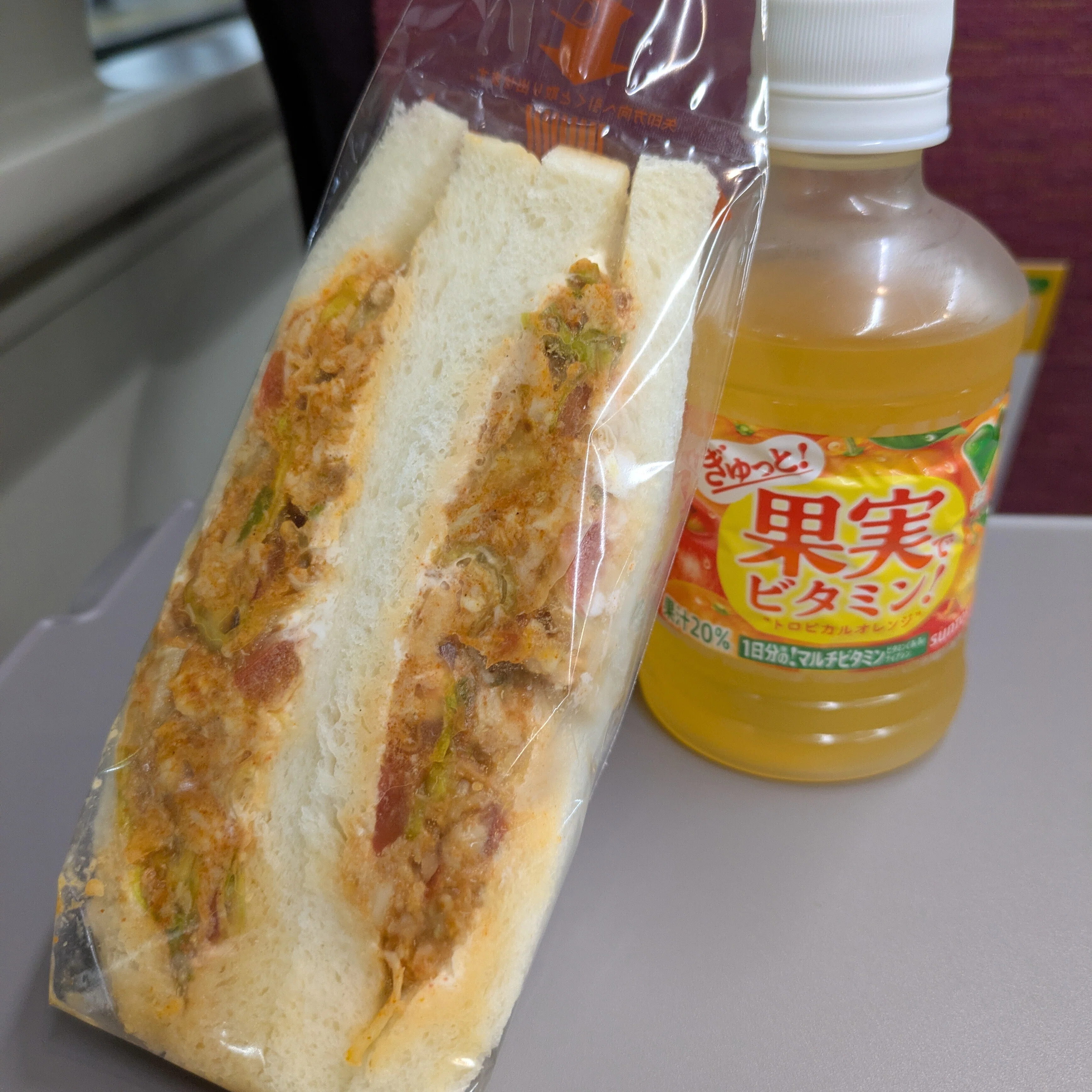 Jumping on the train with a handmade sandwich in hand｜三谷乃亜