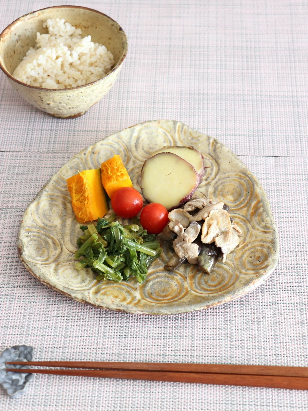 釉薬で、料理で、表情が変わる。三角の波紋皿3種を比べてみました