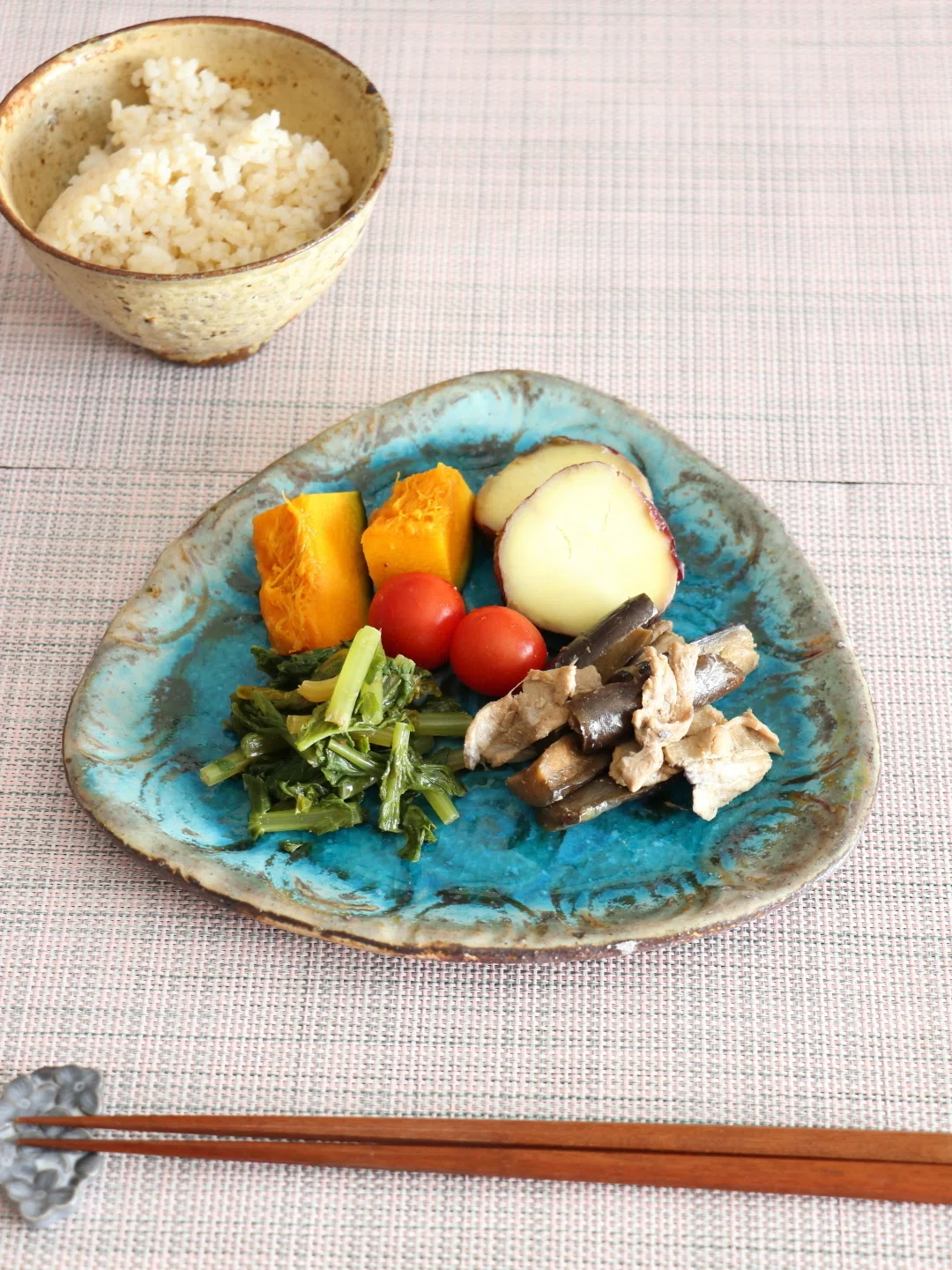 釉薬で、料理で、表情が変わる。三角の波紋皿3種を比べてみました