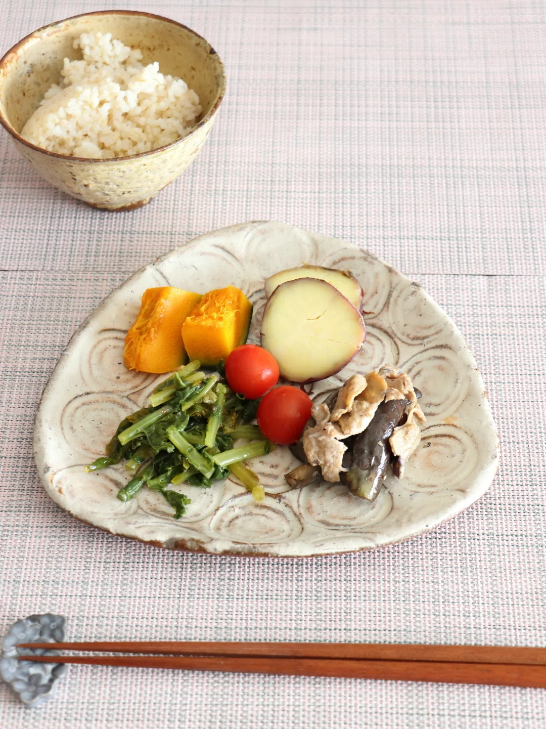 釉薬で、料理で、表情が変わる。三角の波紋皿3種を比べてみました