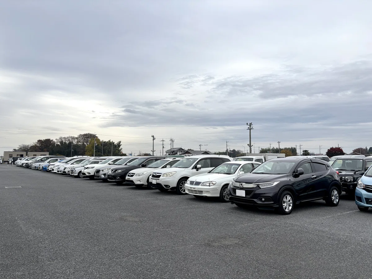 車両が綺麗に整列されたMIRIVE埼玉のオートオークション会場