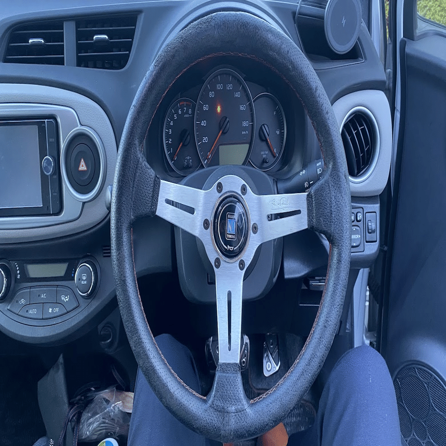 ヴィッツ ハンドル交換：ナルディ→MOMO｜Weekend Garage & Cars Life