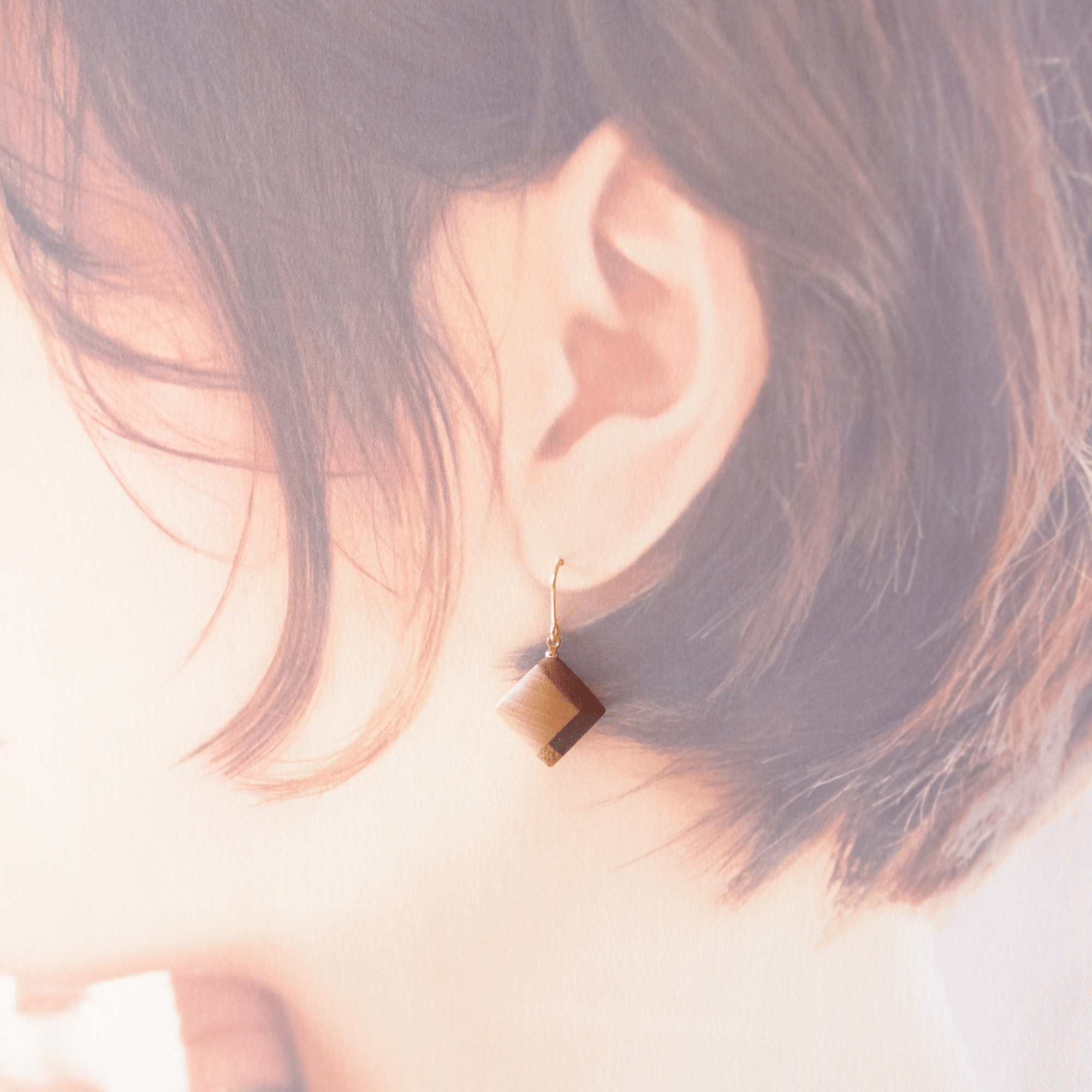 寄木のフックピアス『レトロ四角｜ベージュ』｜MOE｜クラフト工房『森