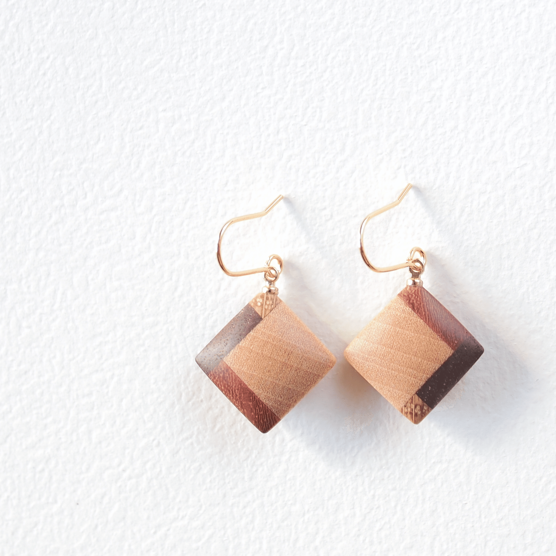 寄木のフックピアス『レトロ四角｜ベージュ』｜MOE｜クラフト工房『森