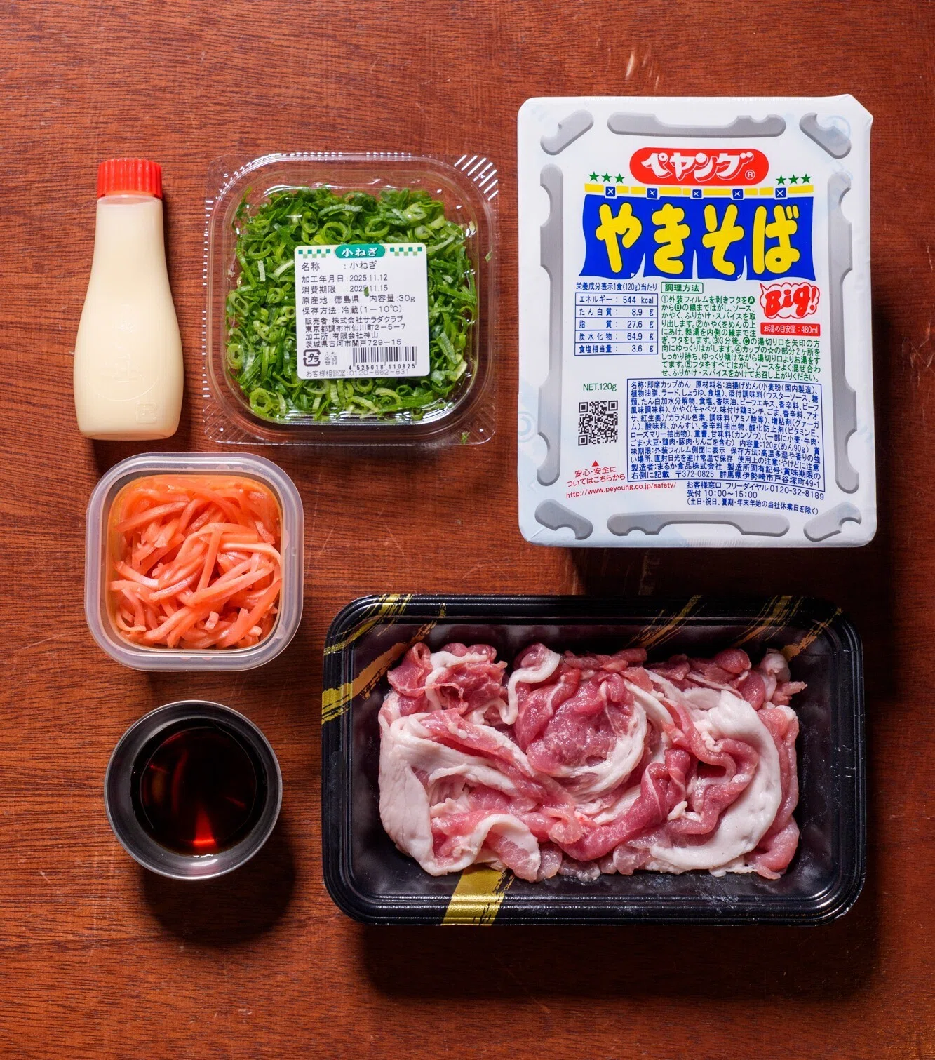 立体焼き」した豚肉をドカンと使用！ 稲田俊輔監修《ペヤング豚