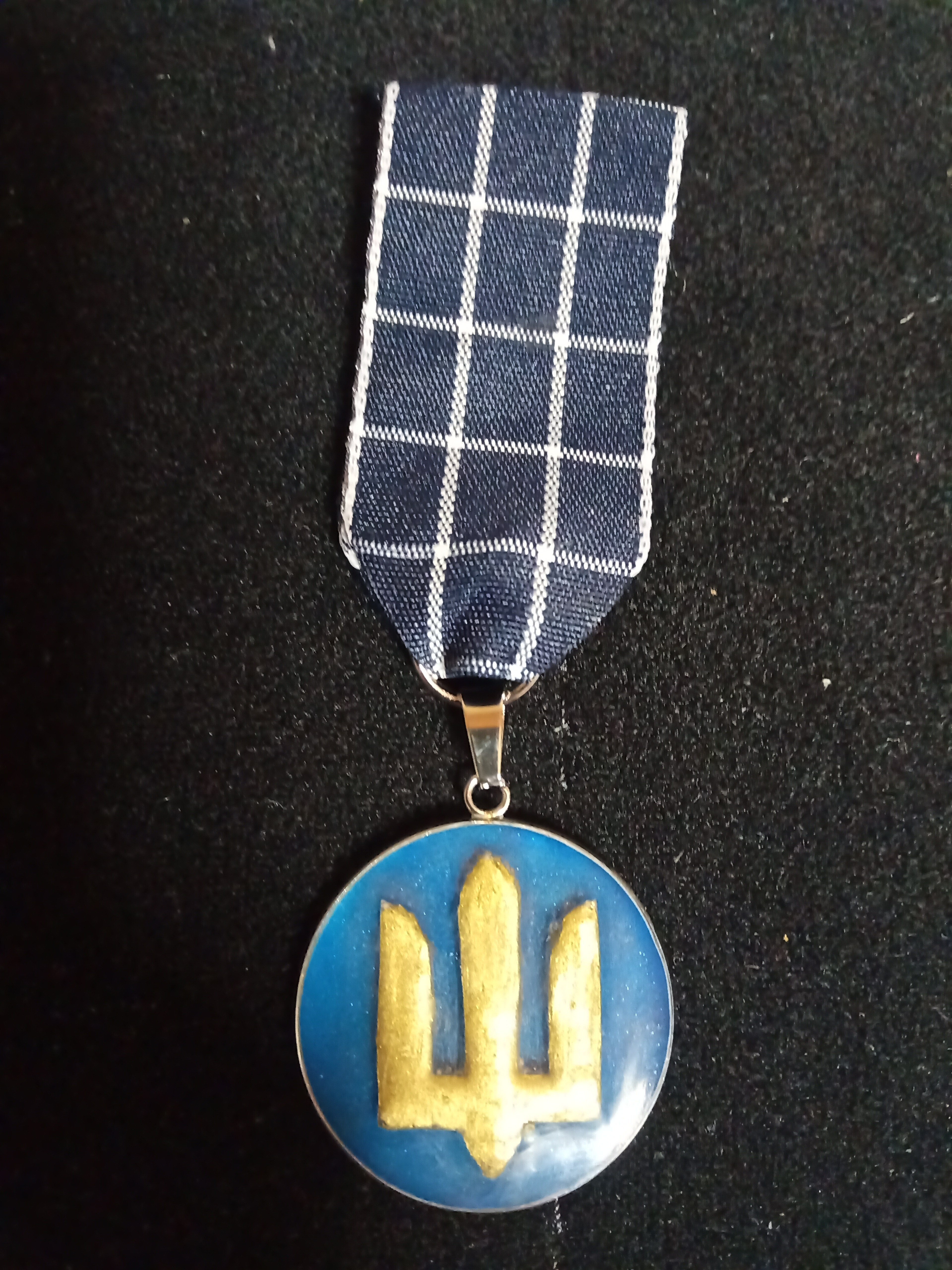 ウクライナからの郵便に同封されていたメダル型のアクセサリー｜COPAN