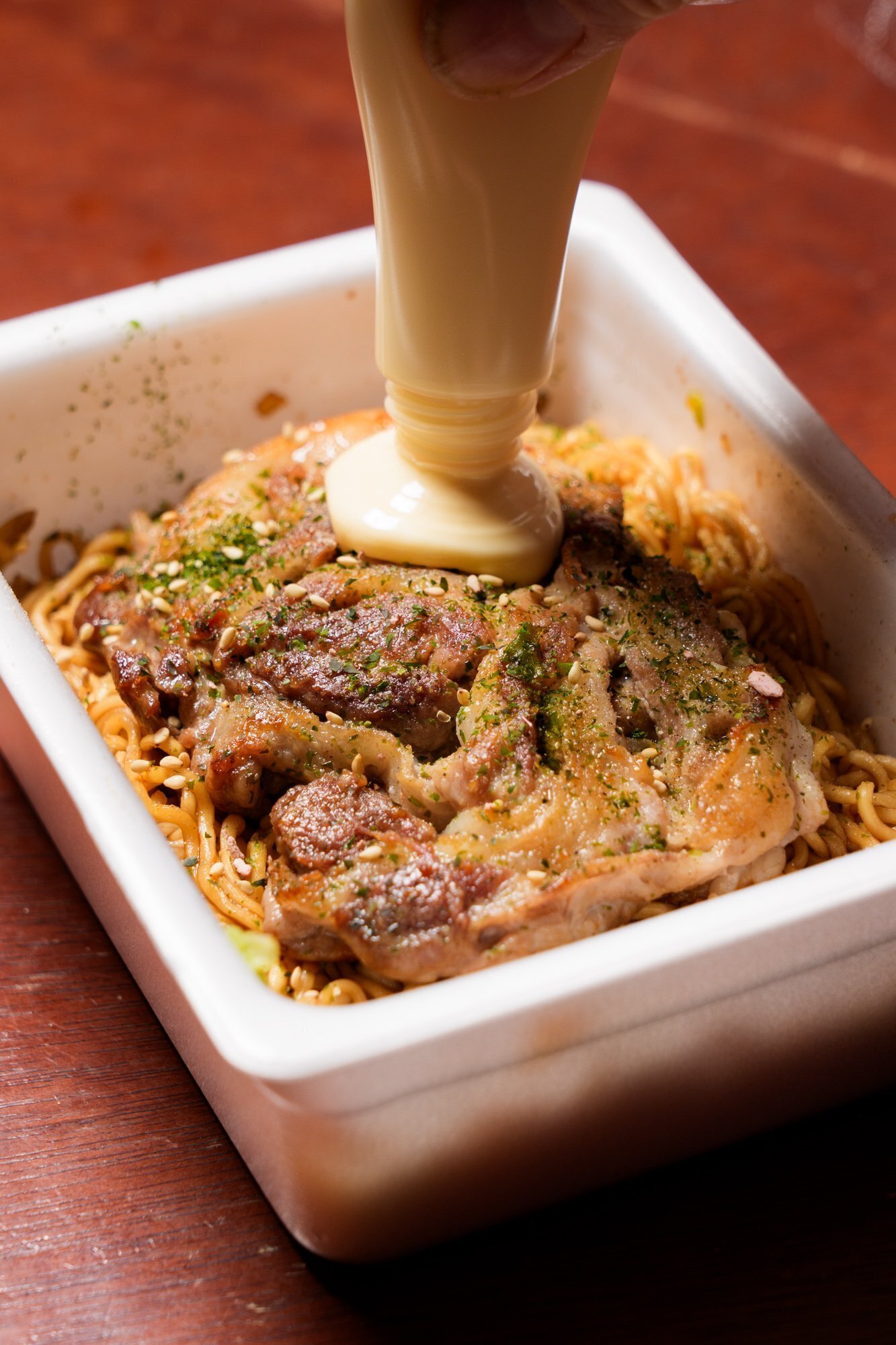 豚肉だいすきページ 立体焼き」した豚肉をドカンと使用！ 稲田俊輔監修《ペヤング豚