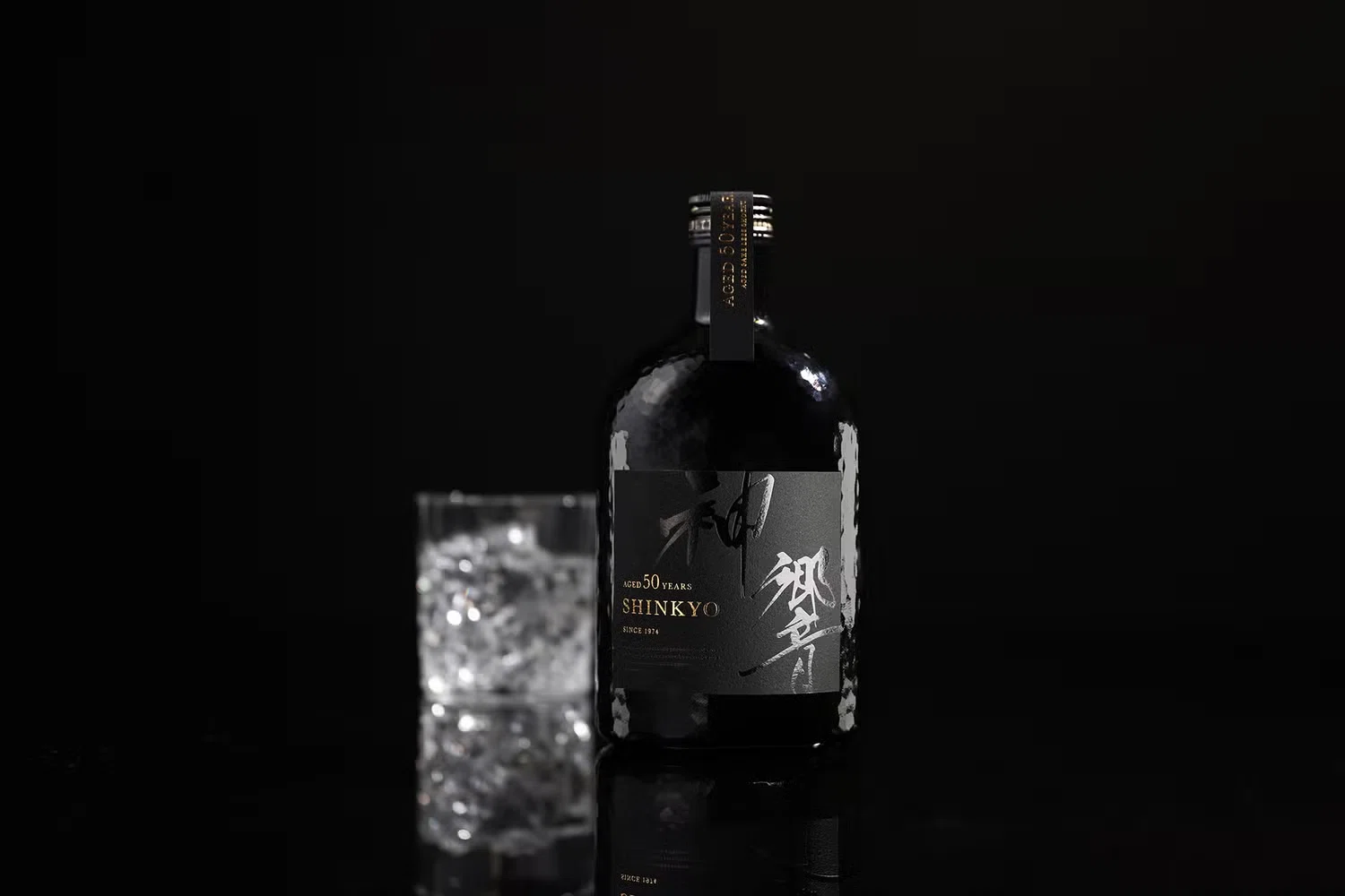 愛媛県の蔵から発掘されたのは、半世紀を生きた秘蔵酒だった。11万円の 愛媛県の蔵から発掘されたのは、半世紀を生きた秘蔵酒だった。11万円の