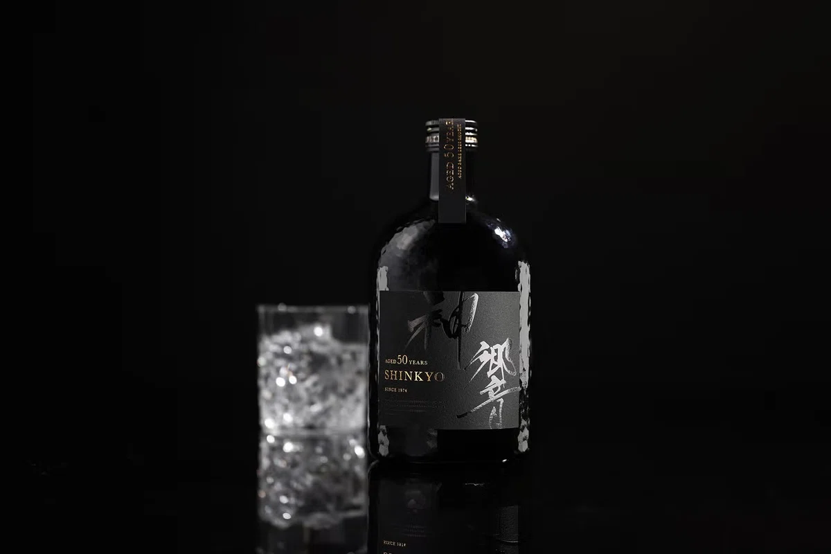 愛媛県の蔵から発掘されたのは、半世紀を生きた秘蔵酒だった。11万円の