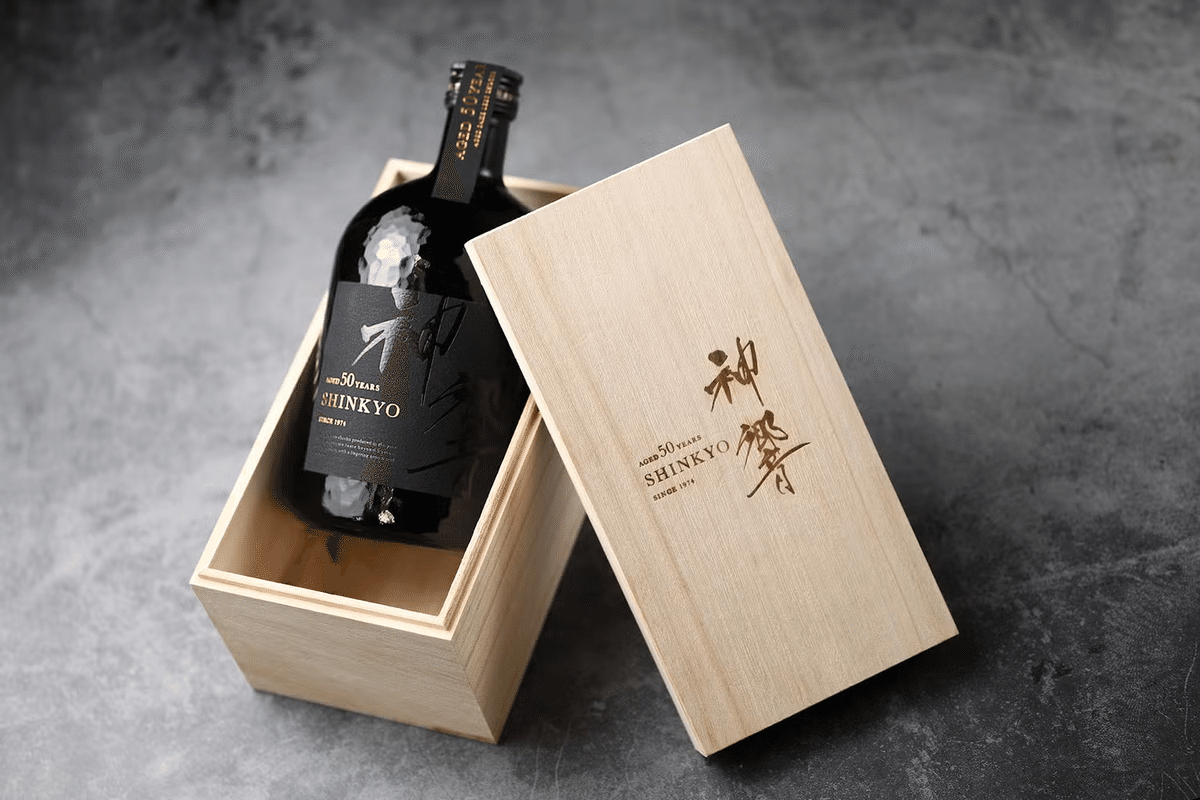 愛媛県の蔵から発掘されたのは、半世紀を生きた秘蔵酒だった。11万円の