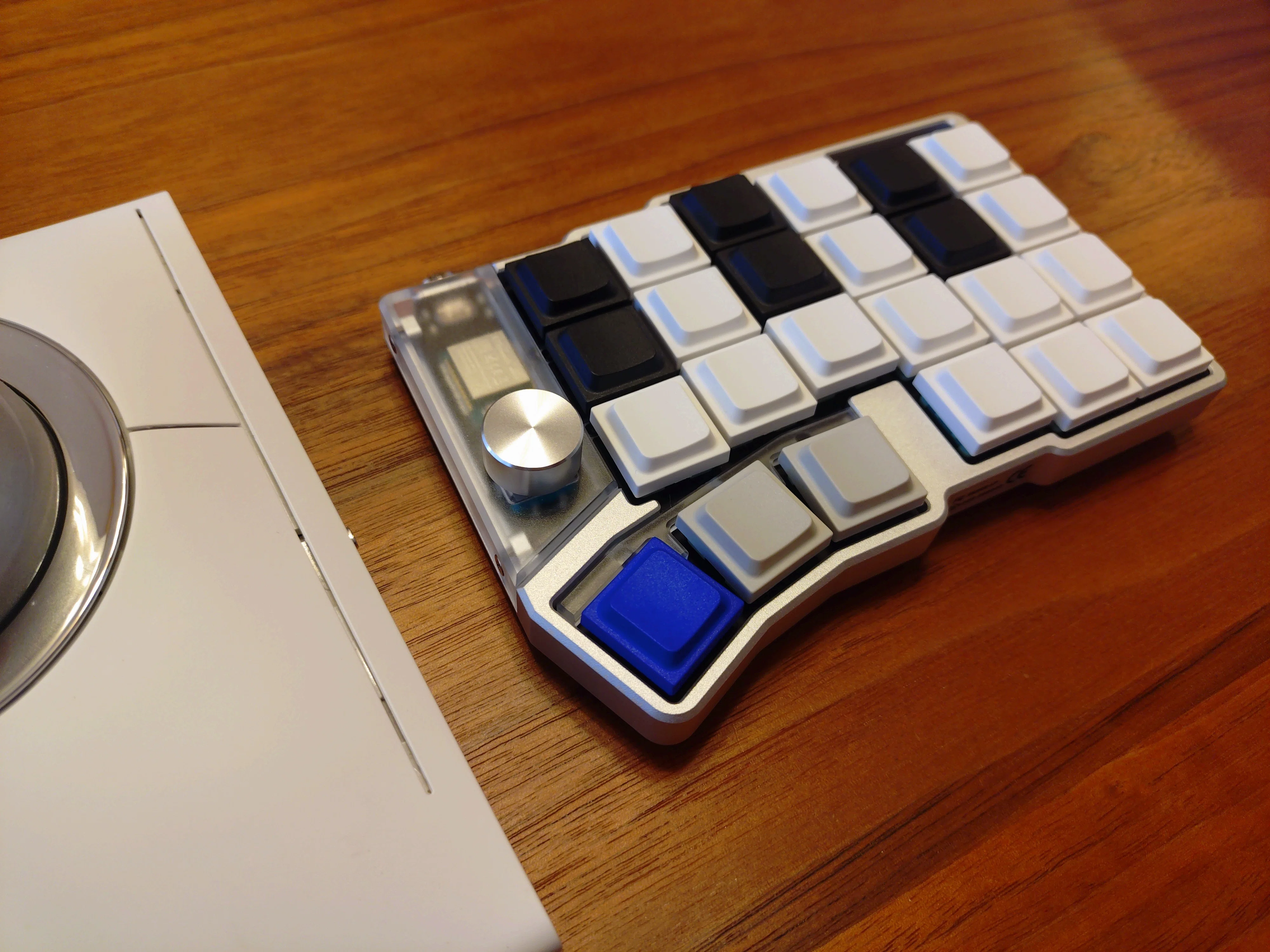 Cornix】キーキャップを変更してみた【分割キーボード】｜vc_archet