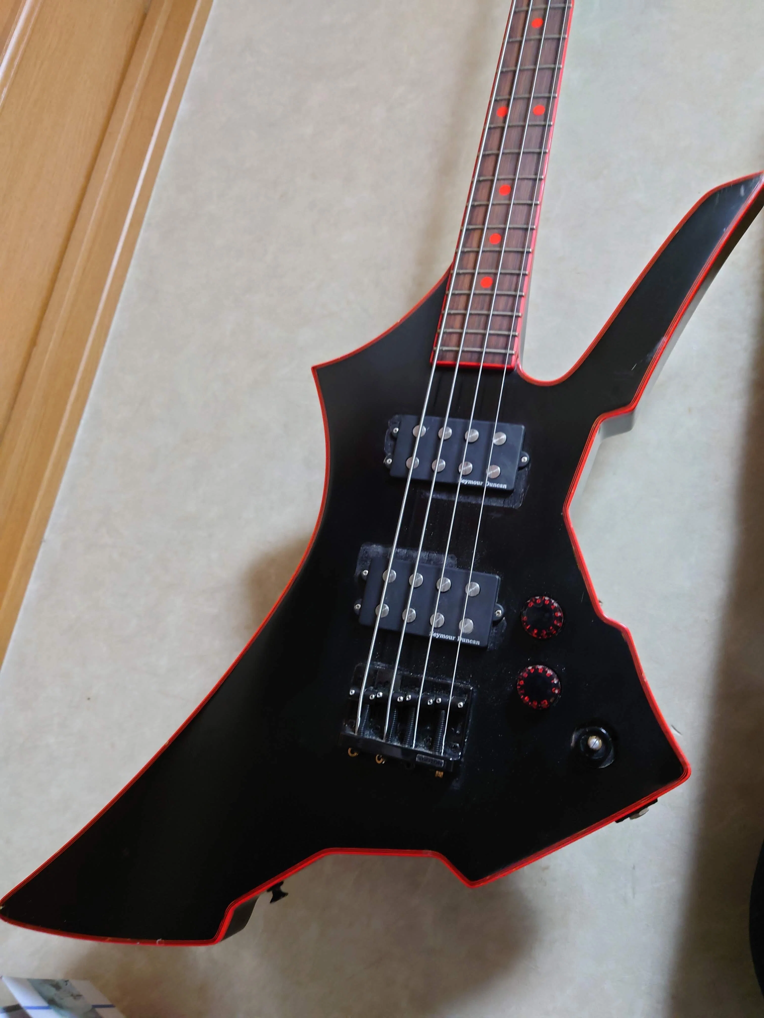 TAKAMINE GB-400 〜老舗アコギメーカーによる謎の変形ベースについて