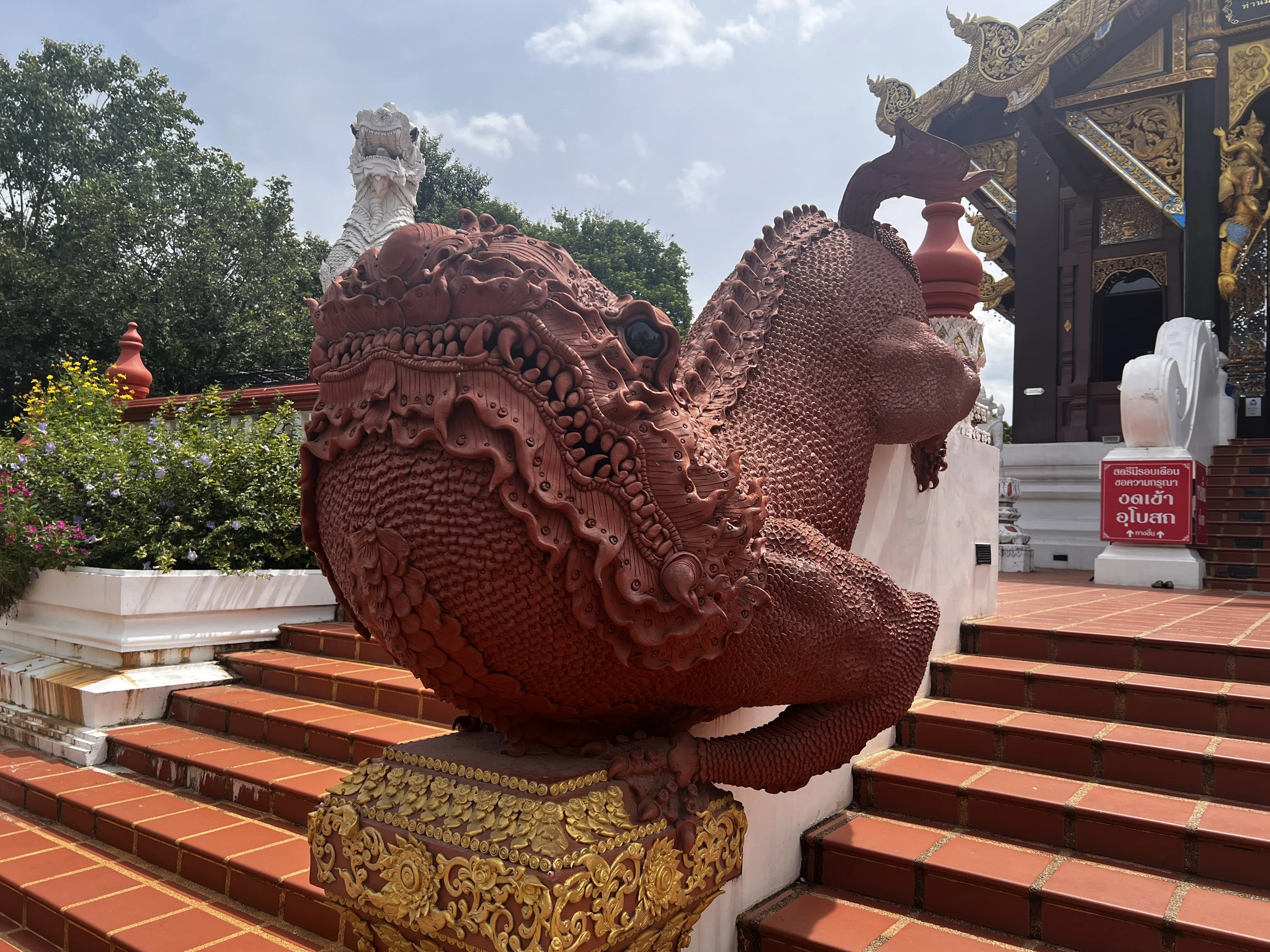 ナマズ神」と宇宙仏殿に感動！タイ人が愛する人気No.1寺と、煌めく