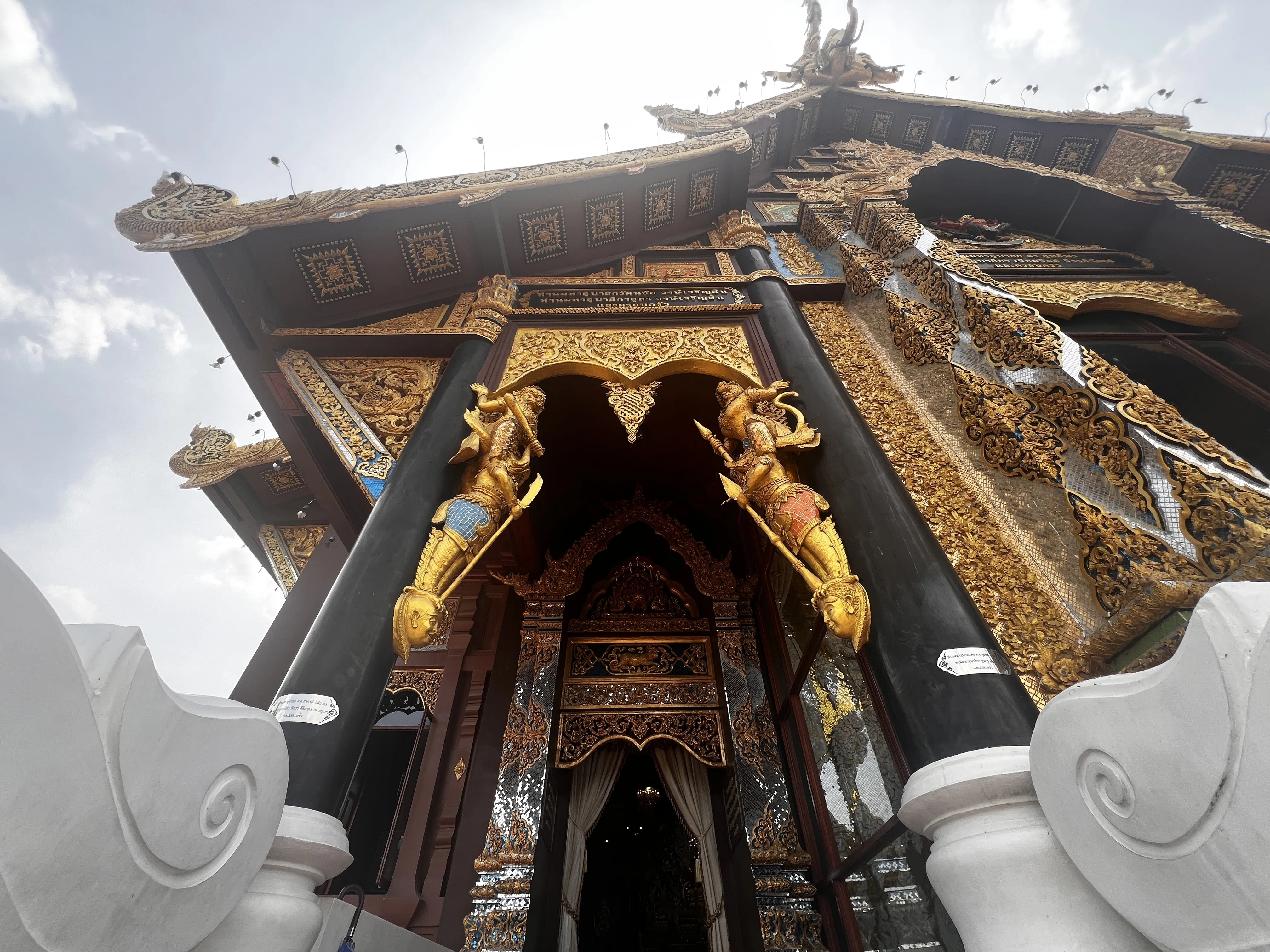 ナマズ神」と宇宙仏殿に感動！タイ人が愛する人気No.1寺と、煌めく
