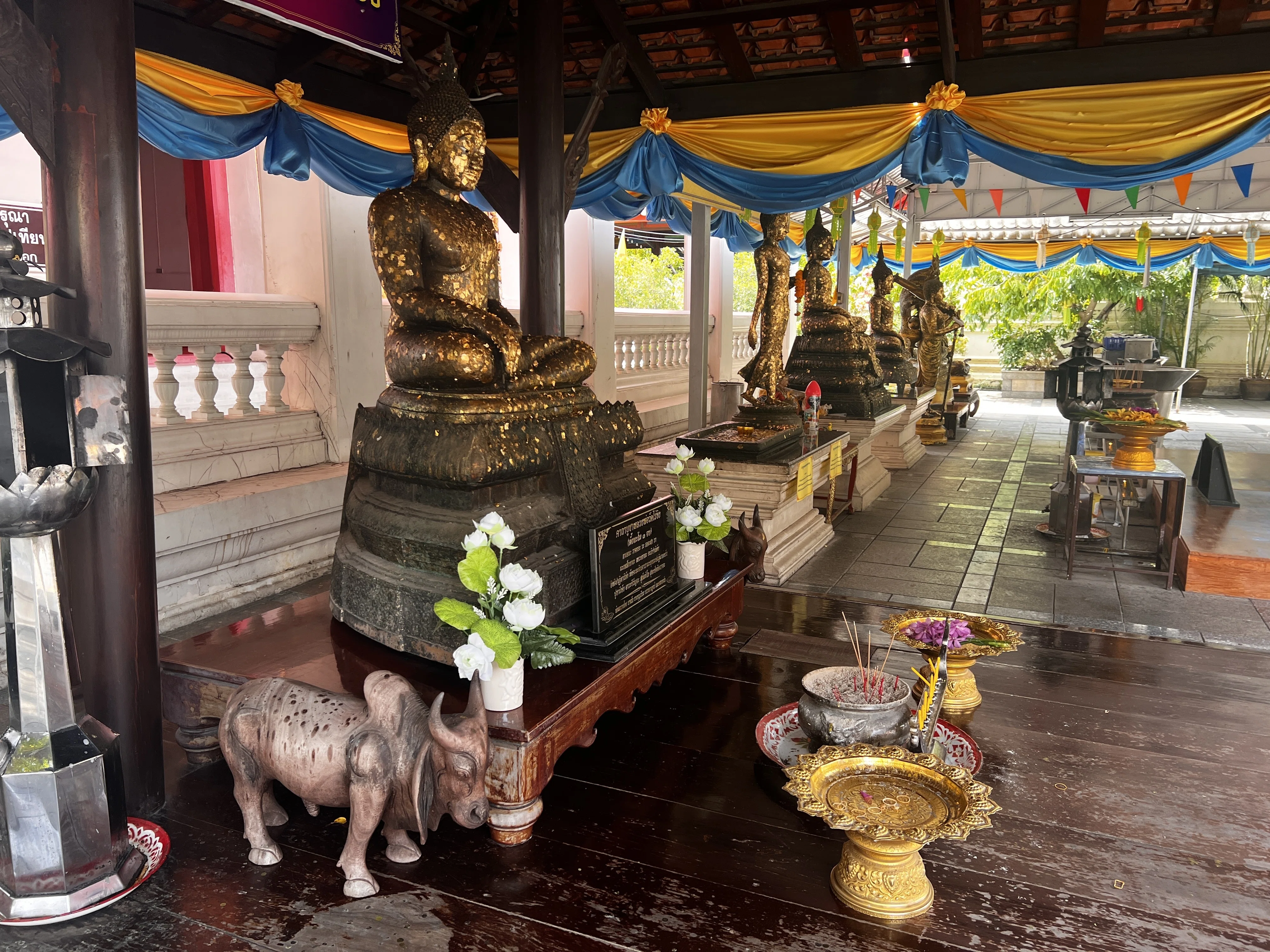 ナマズ神」と宇宙仏殿に感動！タイ人が愛する人気No.1寺と、煌めく