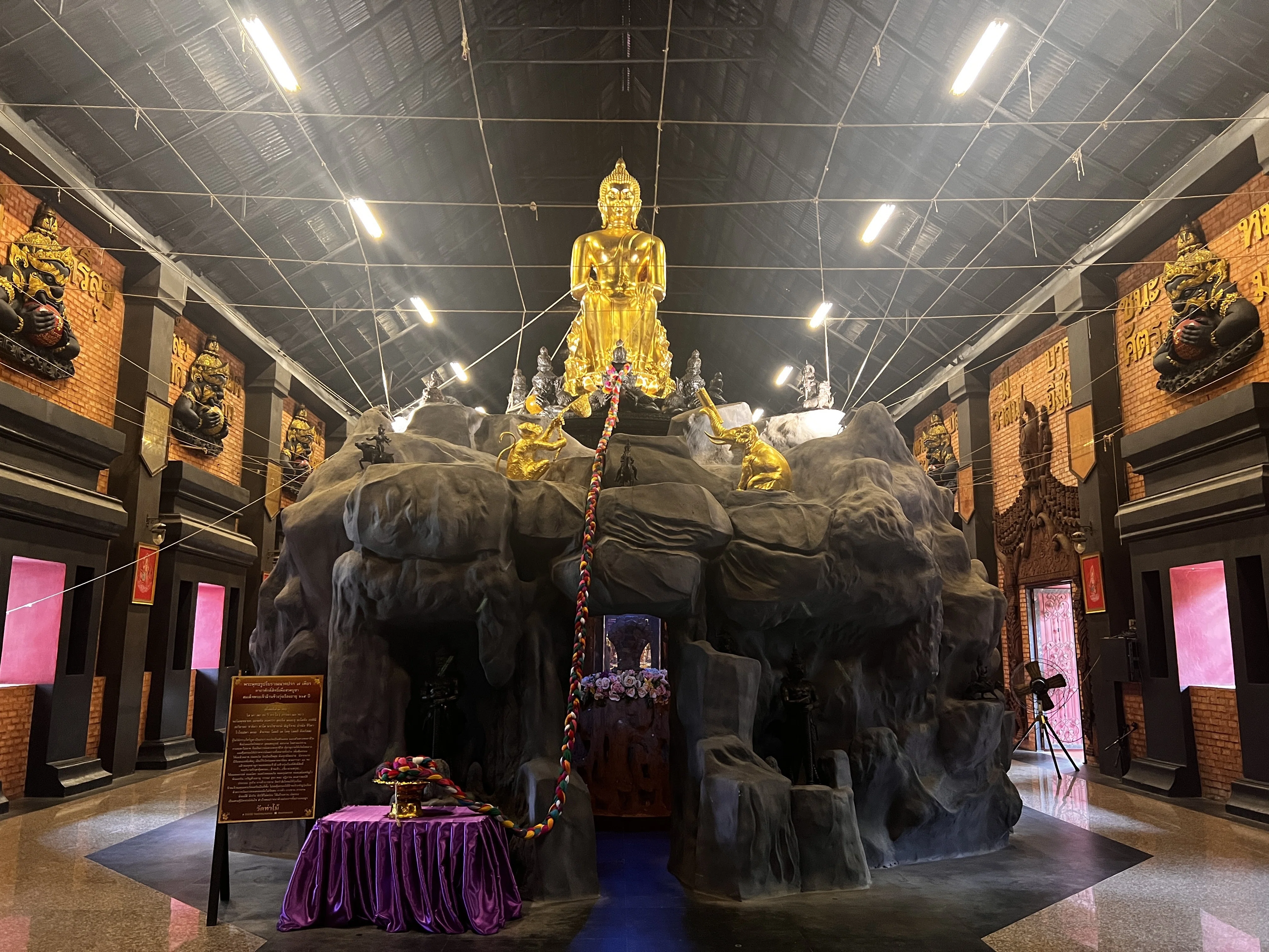 ナマズ神」と宇宙仏殿に感動！タイ人が愛する人気No.1寺と、煌めく