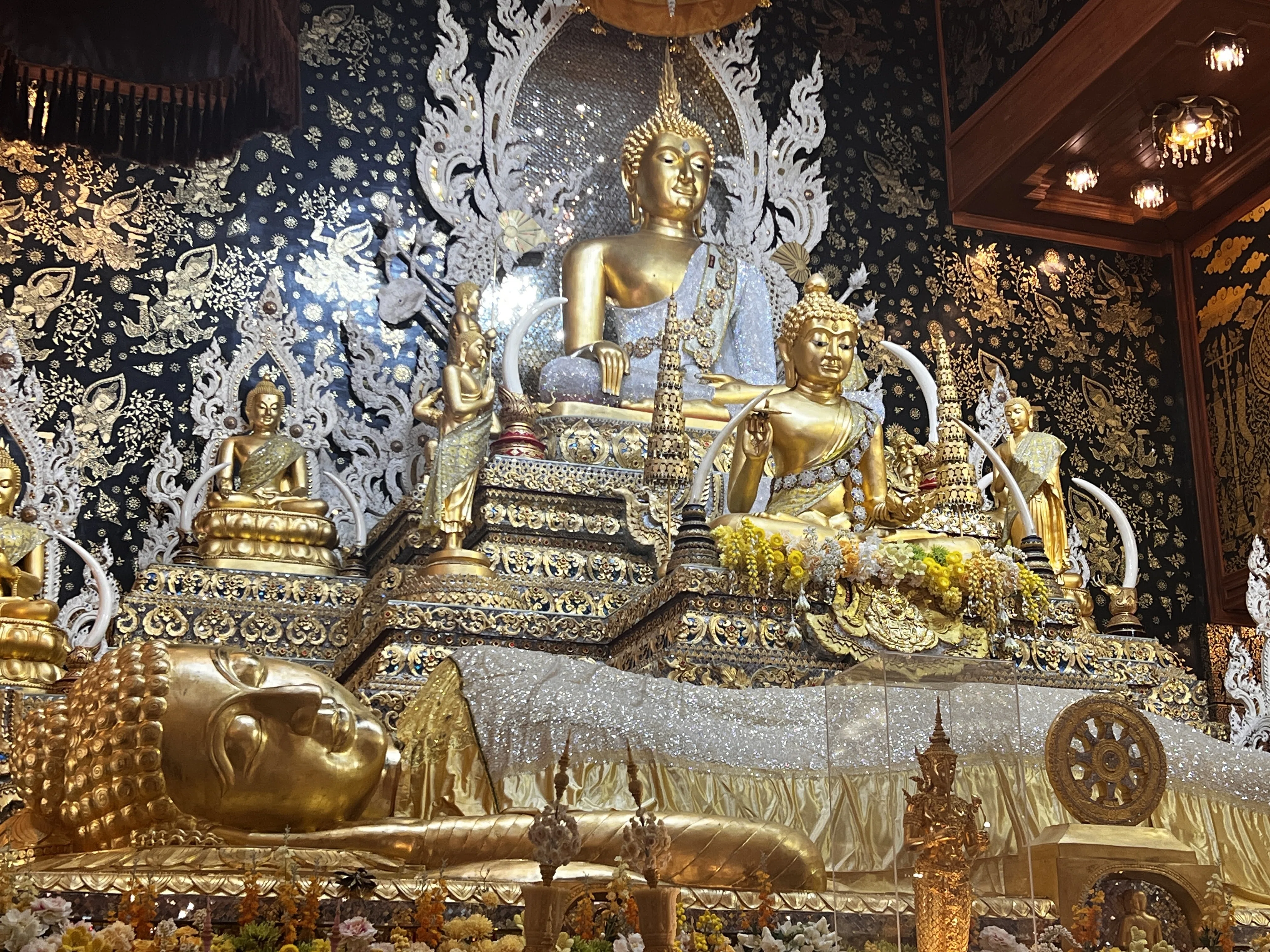 ウギンの目、エルドラージの寺院など ナマズ神」と宇宙仏殿に感動！タイ人が愛する人気No.1寺と、煌めく