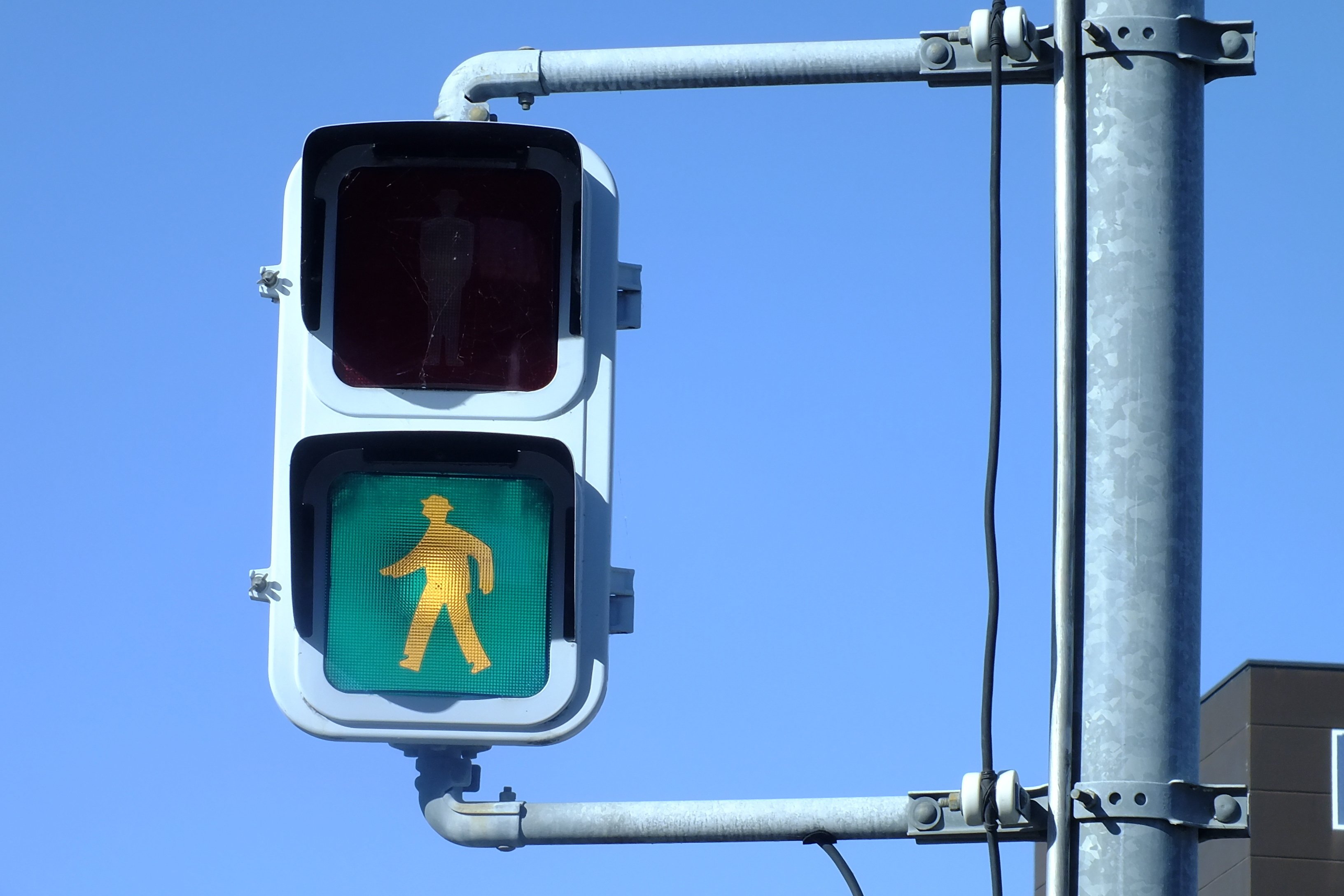 深谷-220】深谷市東方にある信号電材厚型多眼レンズ歩灯と信号電材厚型