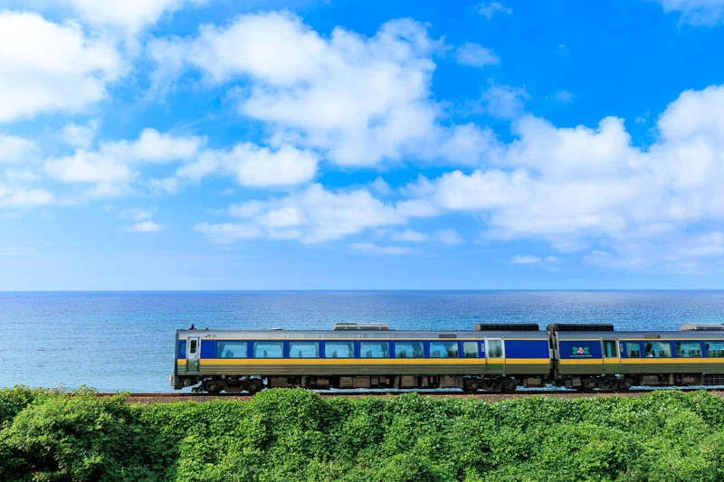 日本海をバックに疾走するスーパーおきと秋の田園風景｜山口県の風景