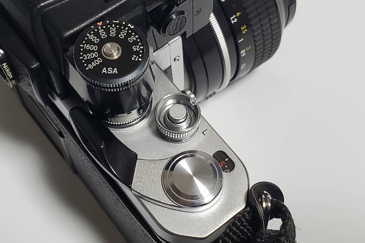 一眼レフ Nikon New FM2 おまけシャッターケーブルレリーズ付けます 一眼レフ Nikon New FM2 おまけシャッターケーブルレリーズ付けます
