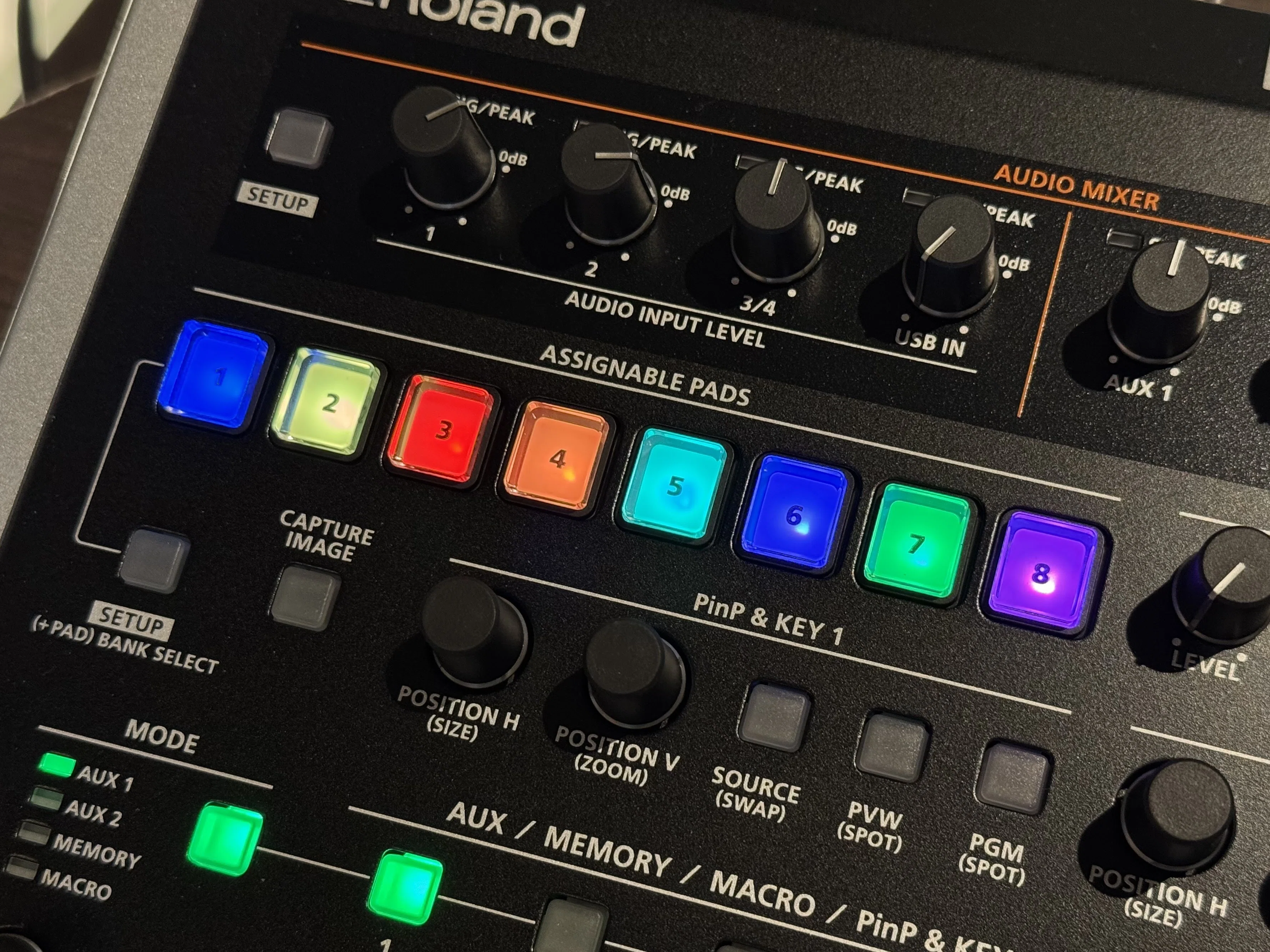 映像スイッチャー「Roland V-80HD」の魅力を、VR-6HDと比べながら紹介