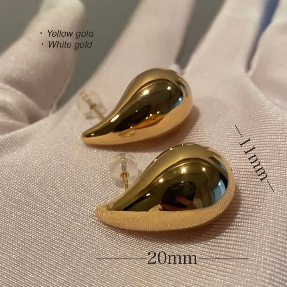 ぷっくりドロップ」でも耳たぶに優しい軽さ、大人の耳元。18K、実は
