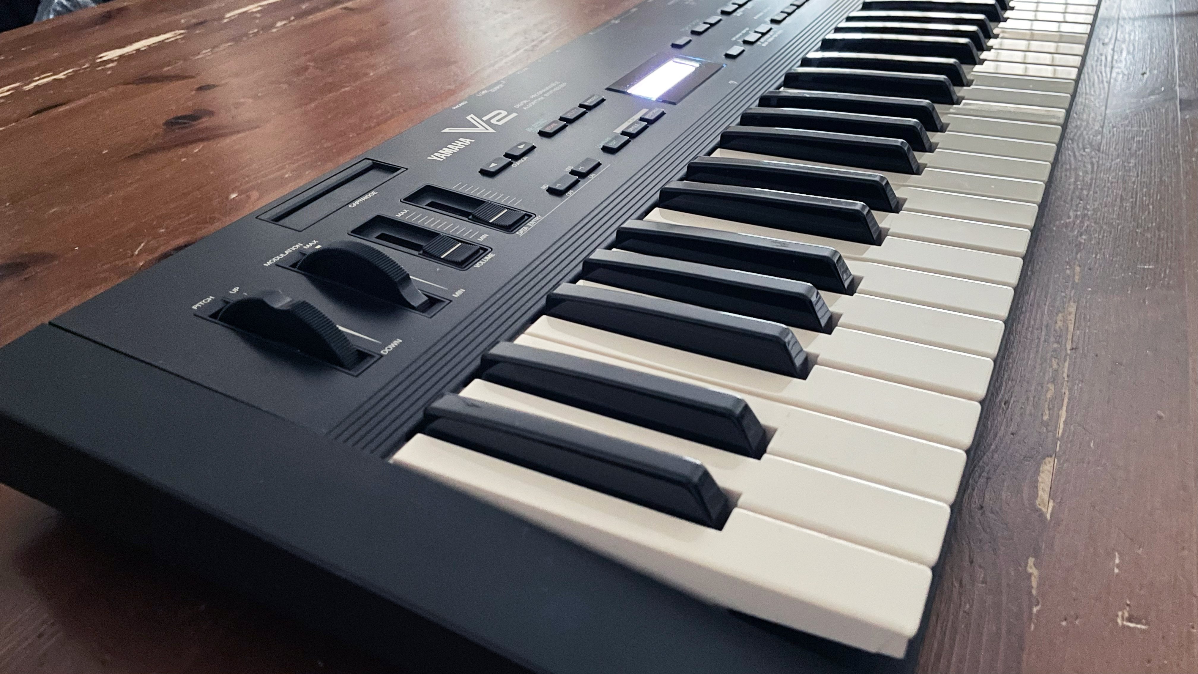 YAMAHA ヤマハ デジタルシンセサイザー V2 YAMAHA V2（シンセサイザー）｜五代六空（GODAI Riku）