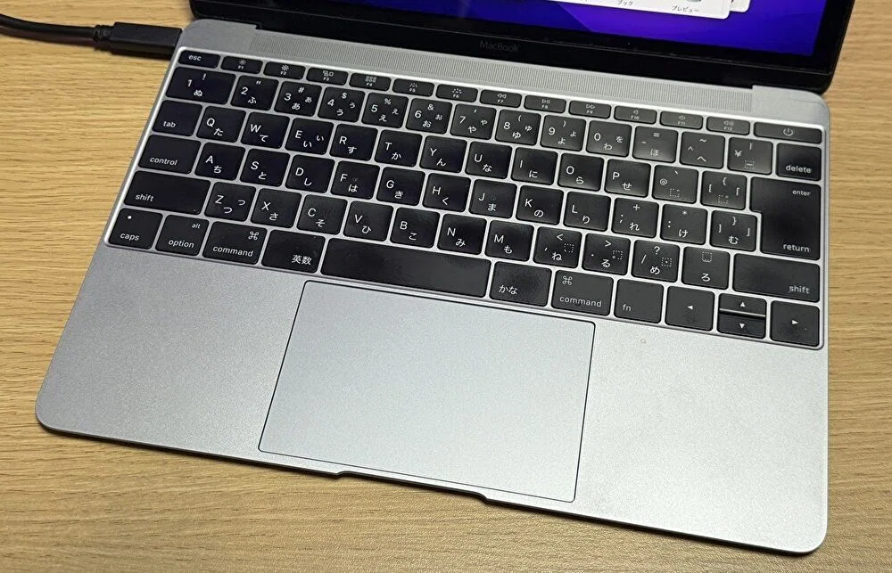 MacBook 12インチ 16GBメモリ/256GB SSD日本語キーボード 久々に利用のMacBook 12の使用感。遅さを感じるも、キーボードの