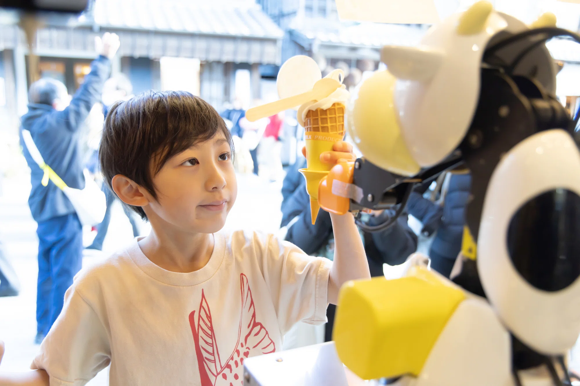 販売数2倍・人件費11％削減のソフトクリームロボ「モーモー」、修学