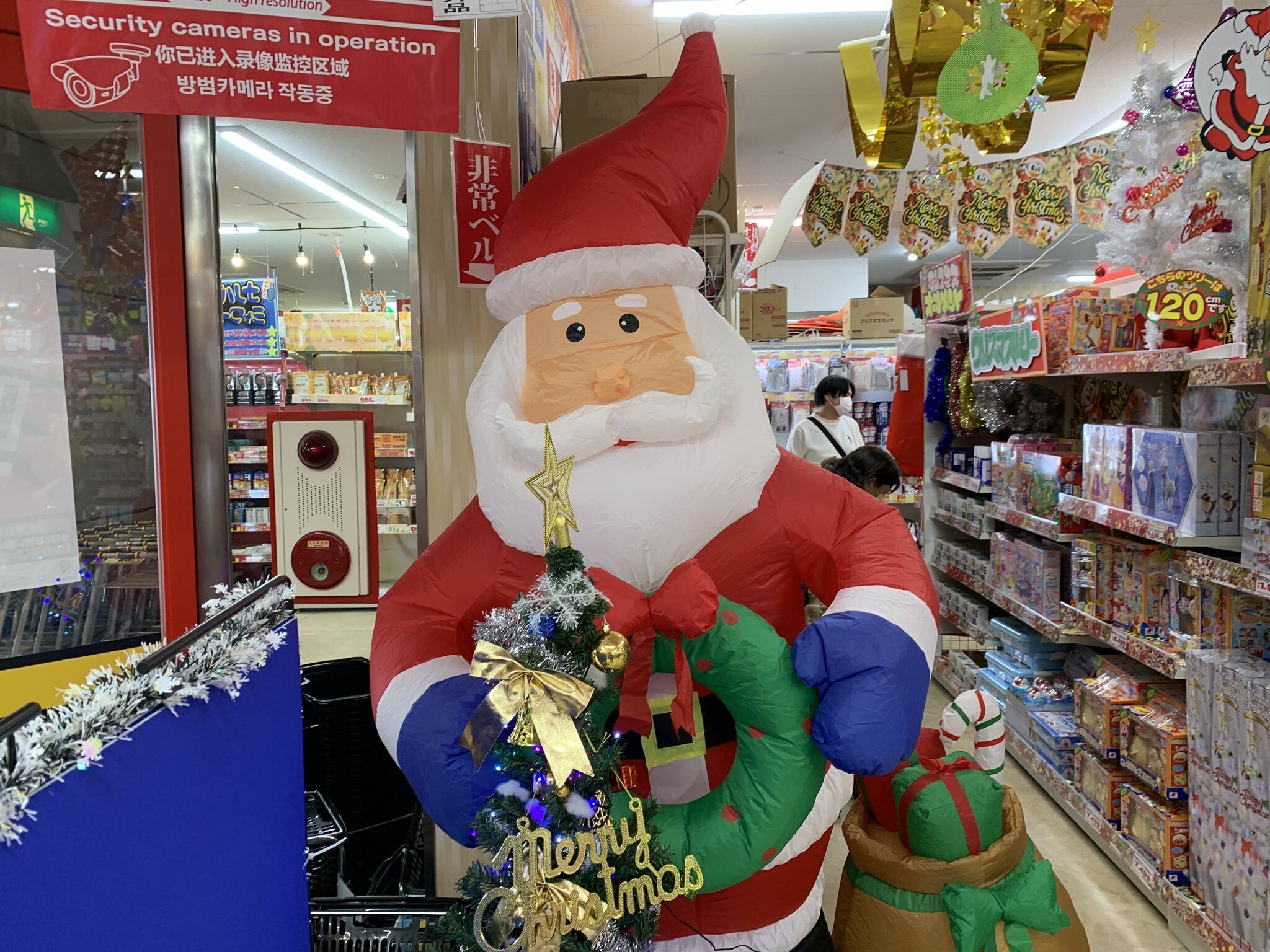 徳島サンタ探索プロジェクト】今年のショッピングモール、サンタが個性