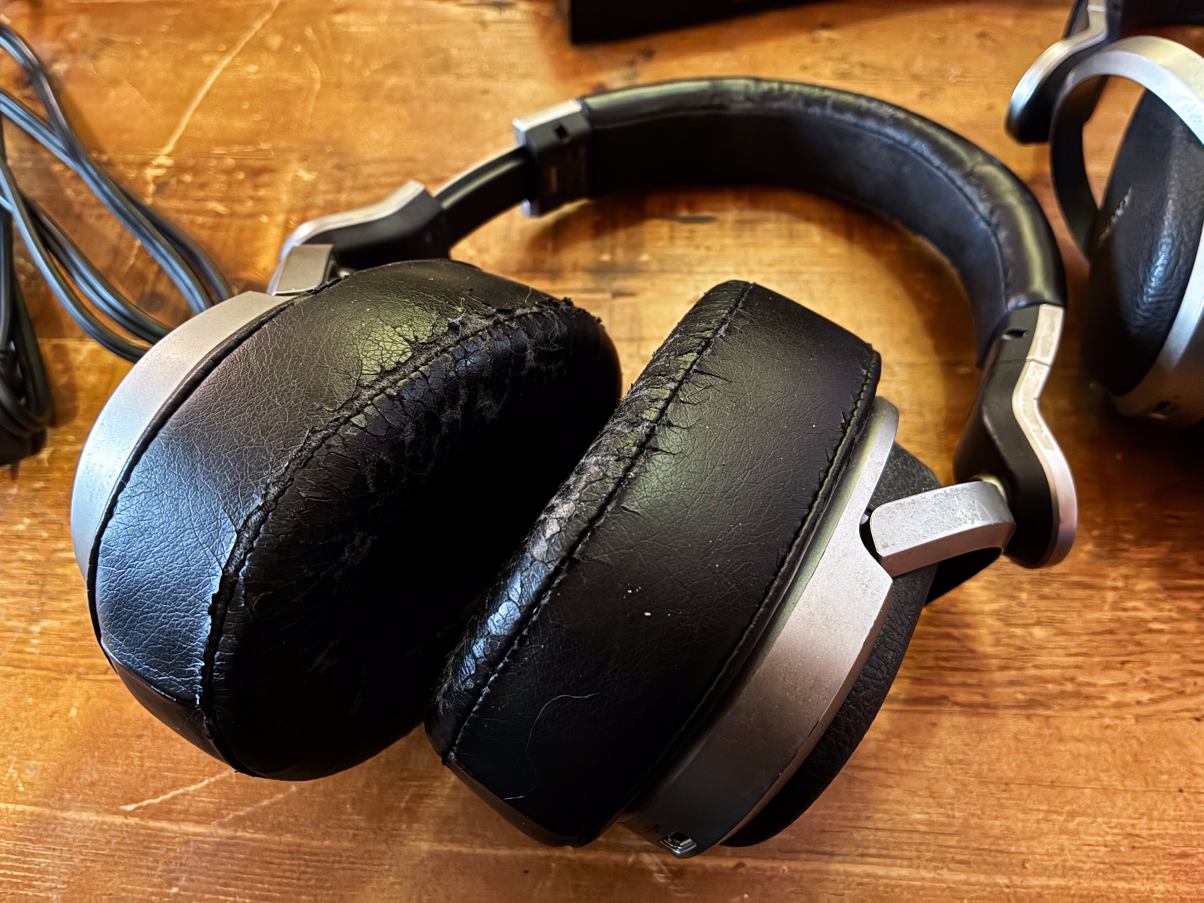 SONYが直してくれないので『MDR-HW700』の修理をしてみた｜Round2 Design