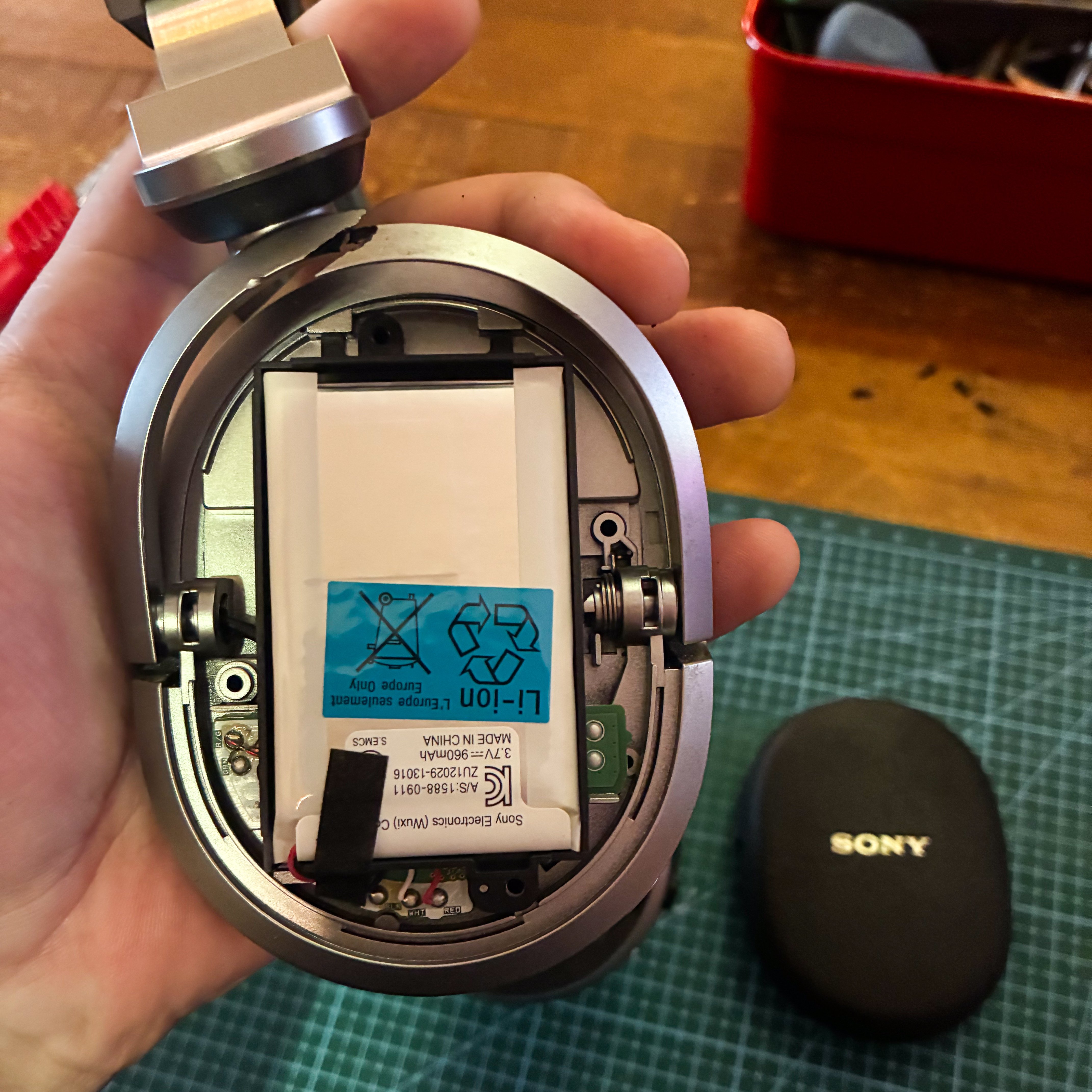 SONYが直してくれないので『MDR-HW700』の修理をしてみた｜Round2 Design