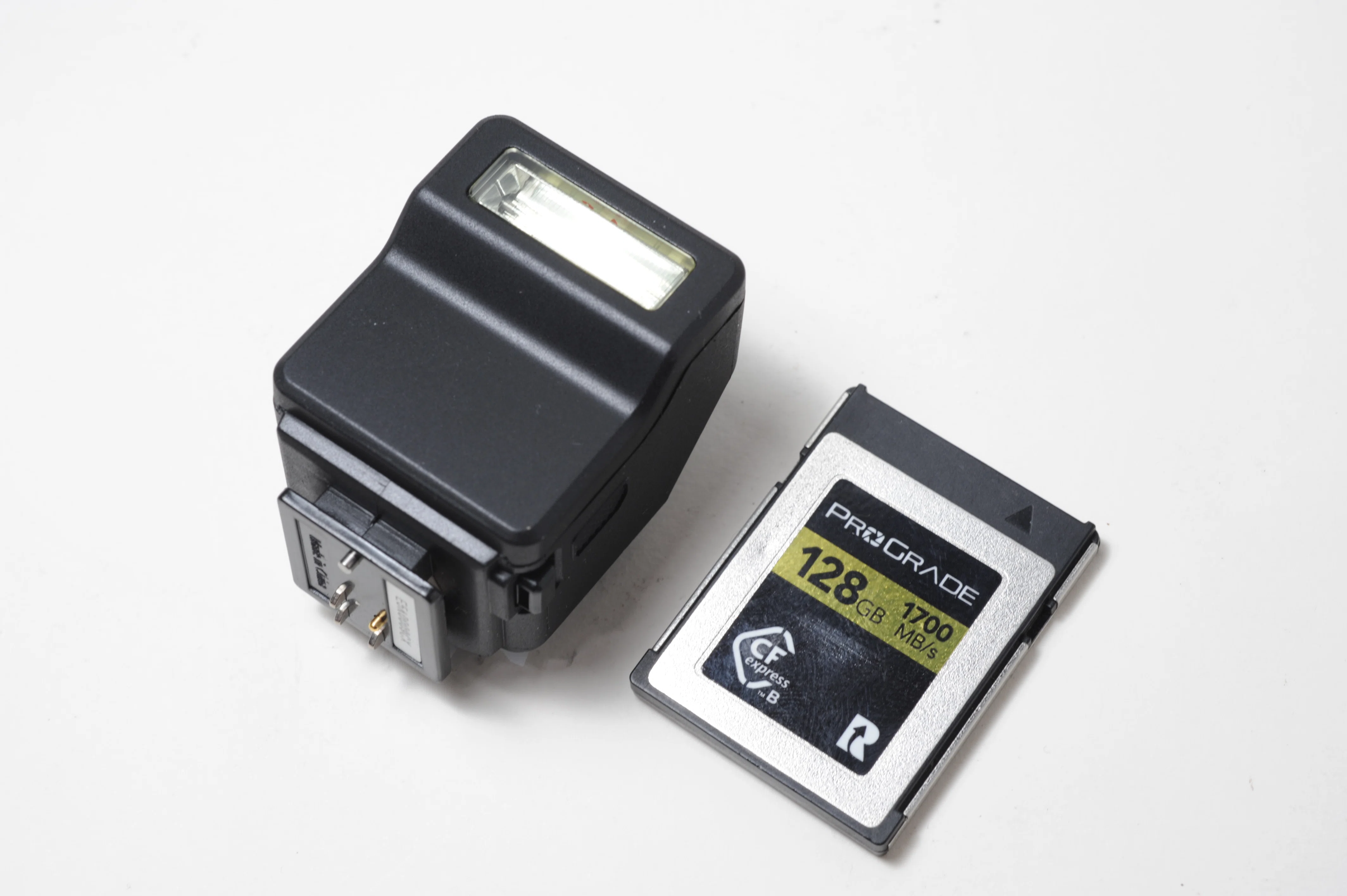 Using the ultra-compact DMW-FL70 flash with the LUMIX S1R