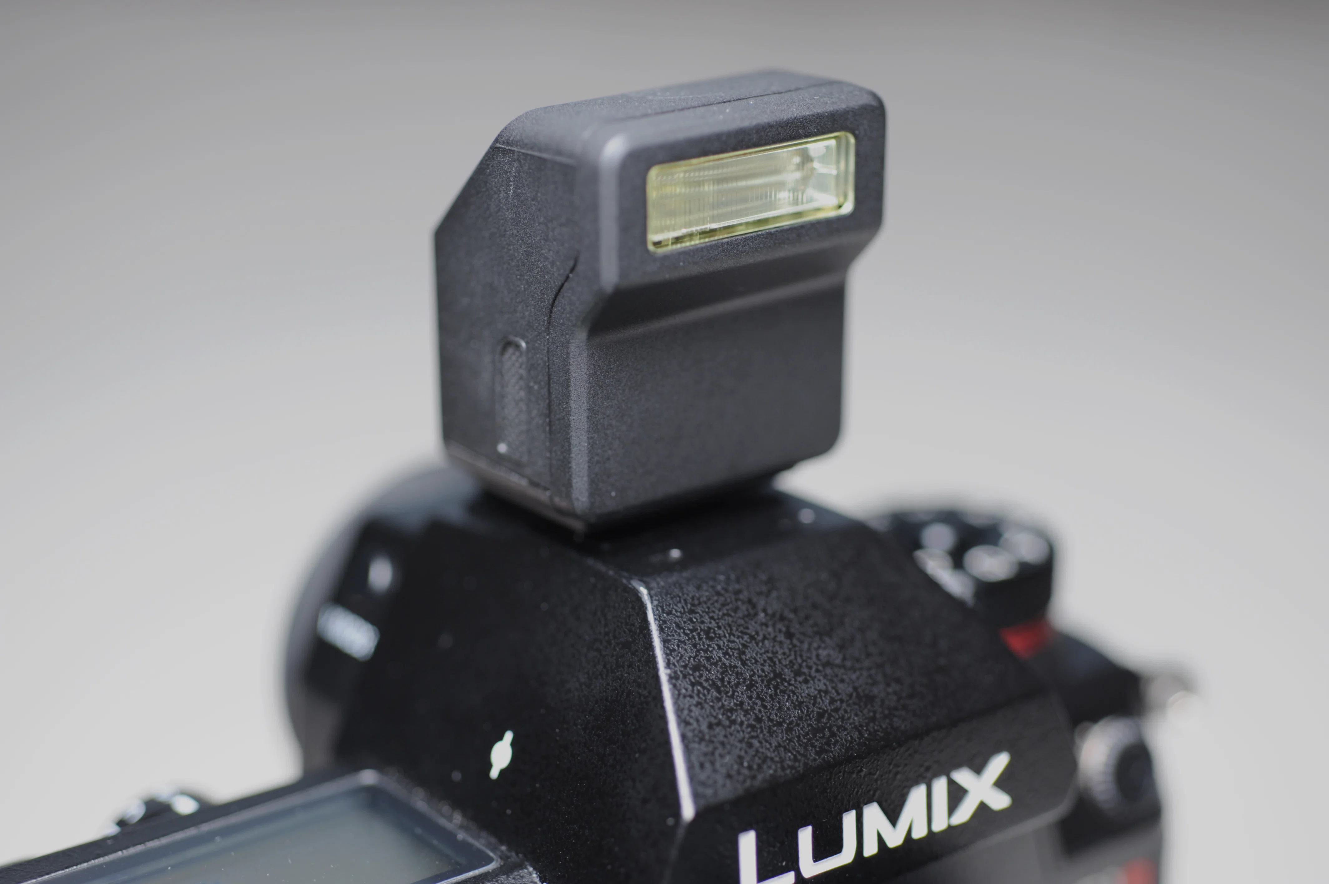 超小型ストロボDMW-FL70をLUMIX S1Rで使う｜オジサンの流儀【充電中