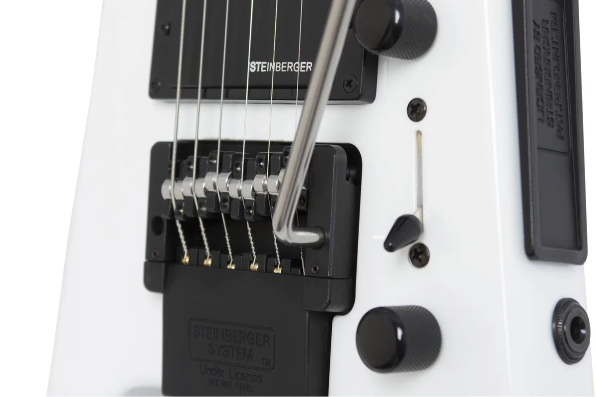白いスタインバーガー！Steinberger Spirit GT-PRO Deluxe