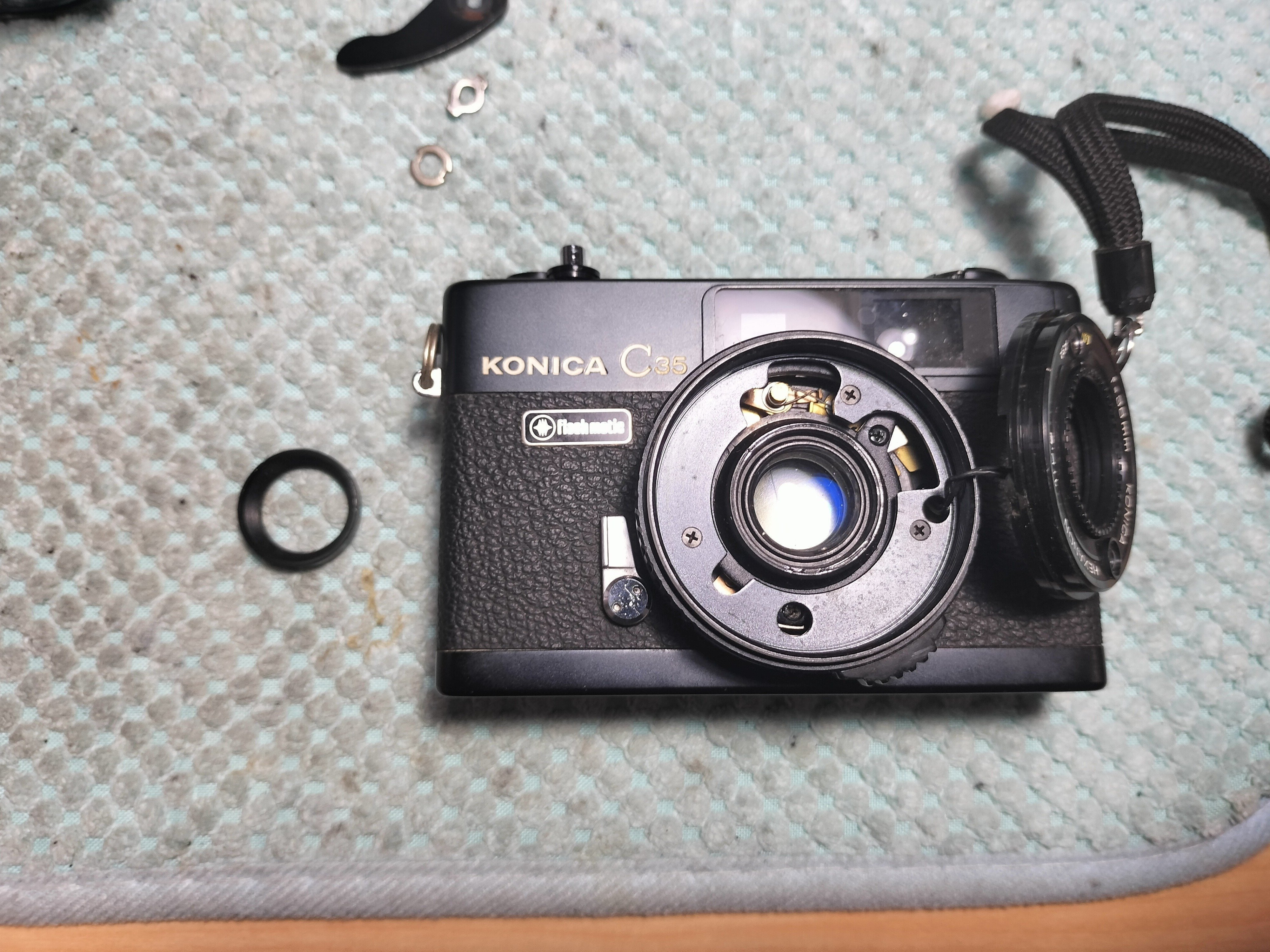 Konica C35の分解｜フィルムカメラ修理のアクアカメラ