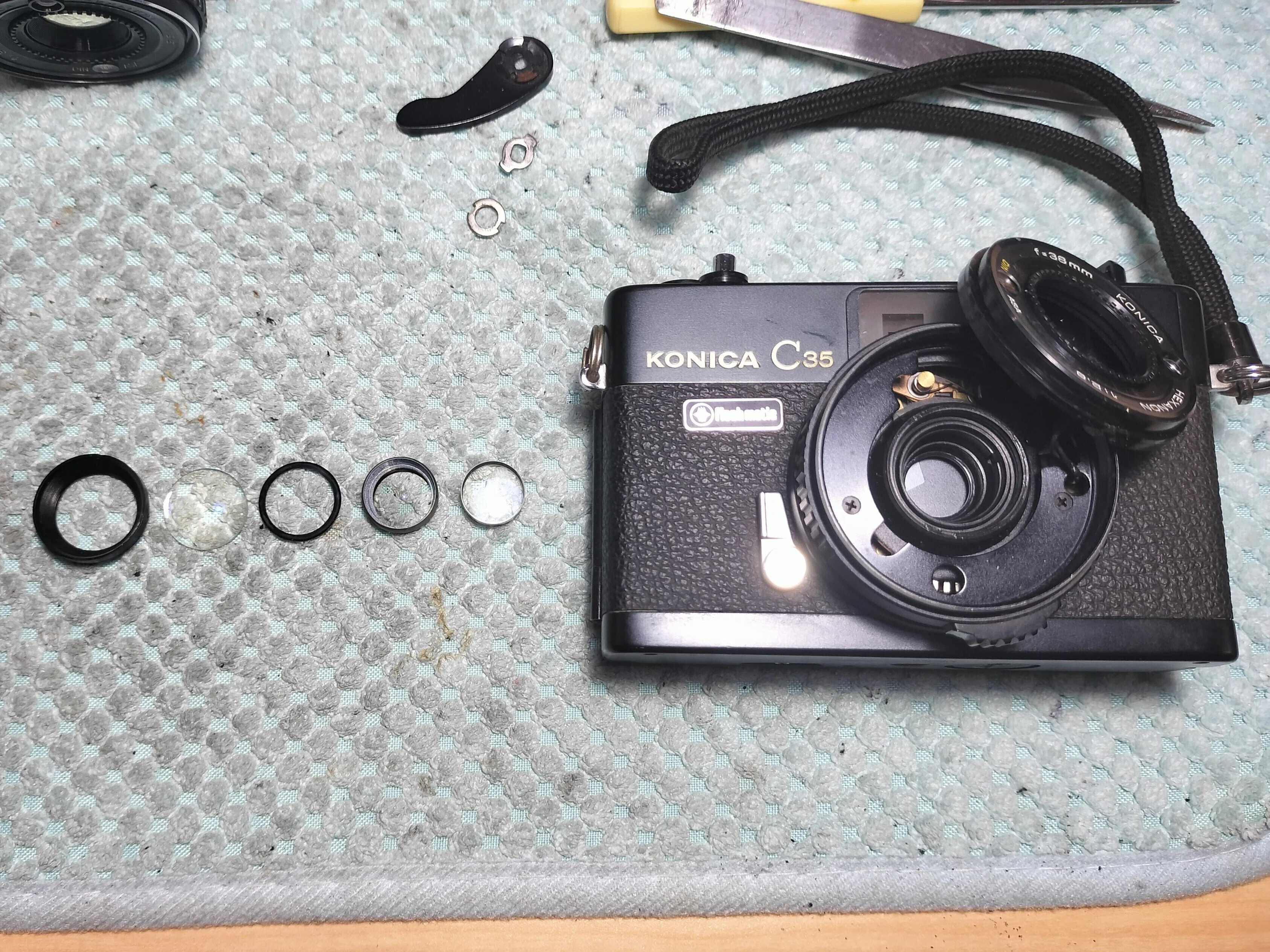 Konica C35の分解｜フィルムカメラ修理のアクアカメラ