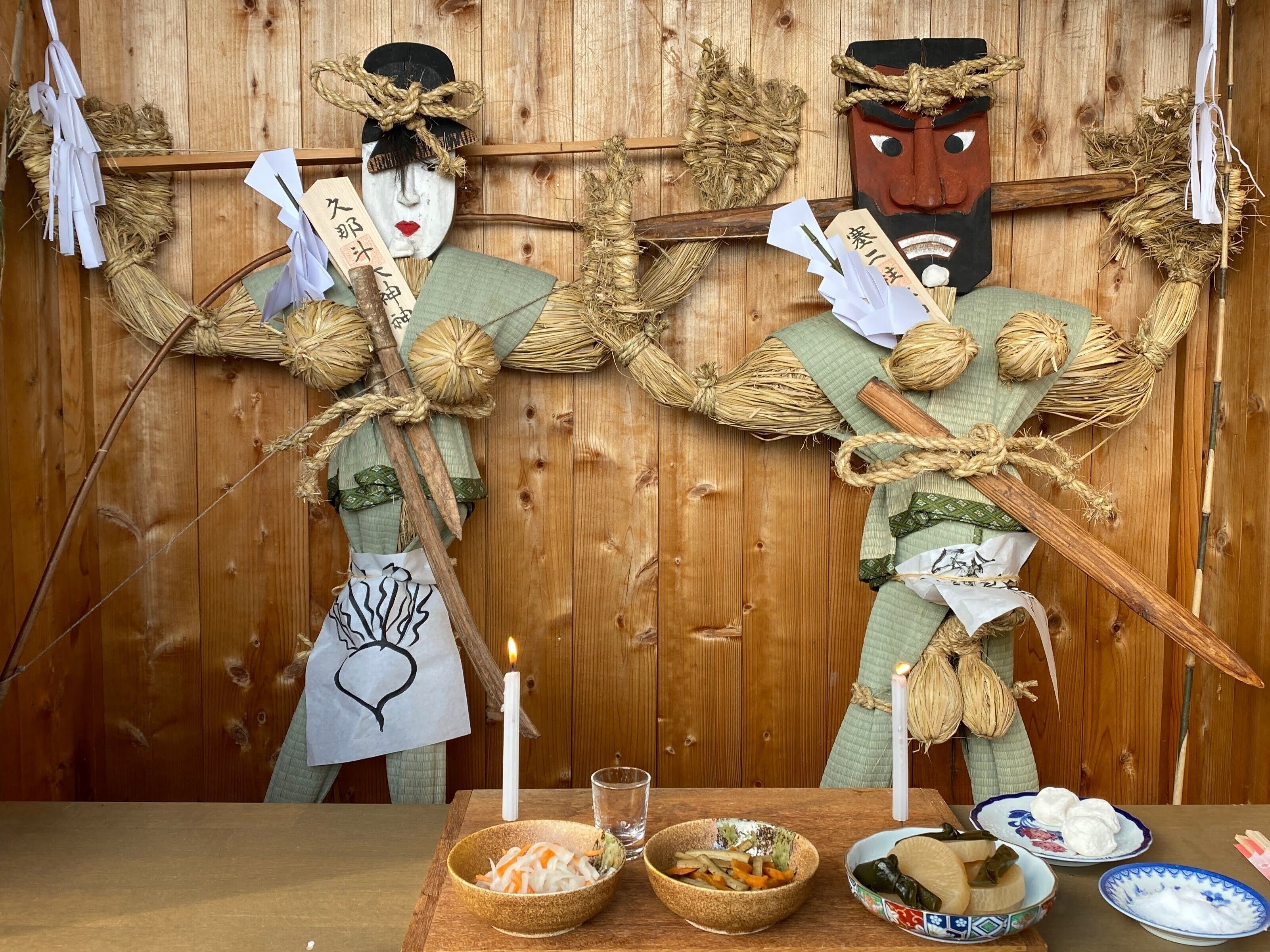 ドウソジン…ってなに？—みんなで人形道祖神の衣替え！｜秋田銀行