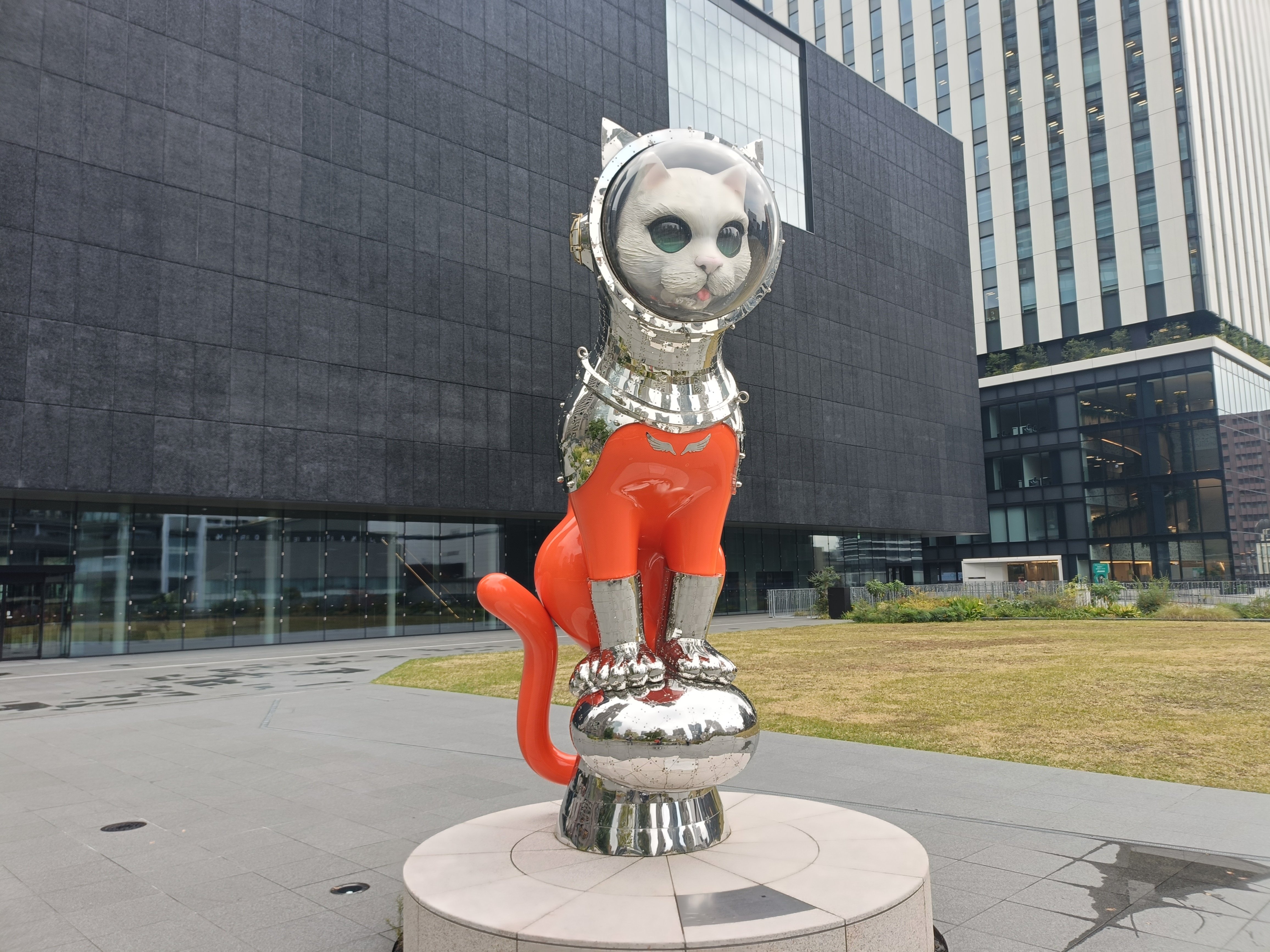 置物 catwalk GINZA SIXで話題のヤノベケンジ「BIG CAT BANG」、特設ショップが期間