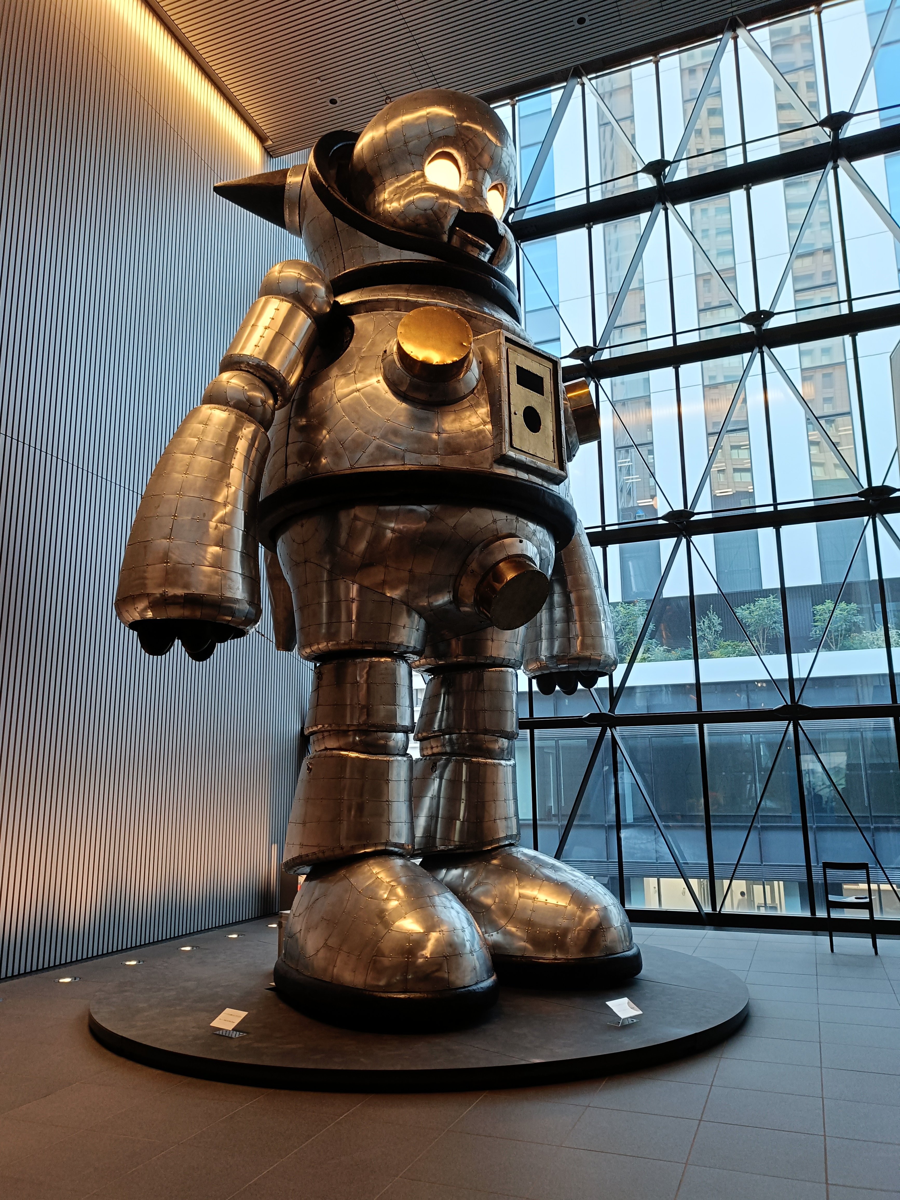 置物 catwalk GINZA SIXで話題のヤノベケンジ「BIG CAT BANG」、特設ショップが期間