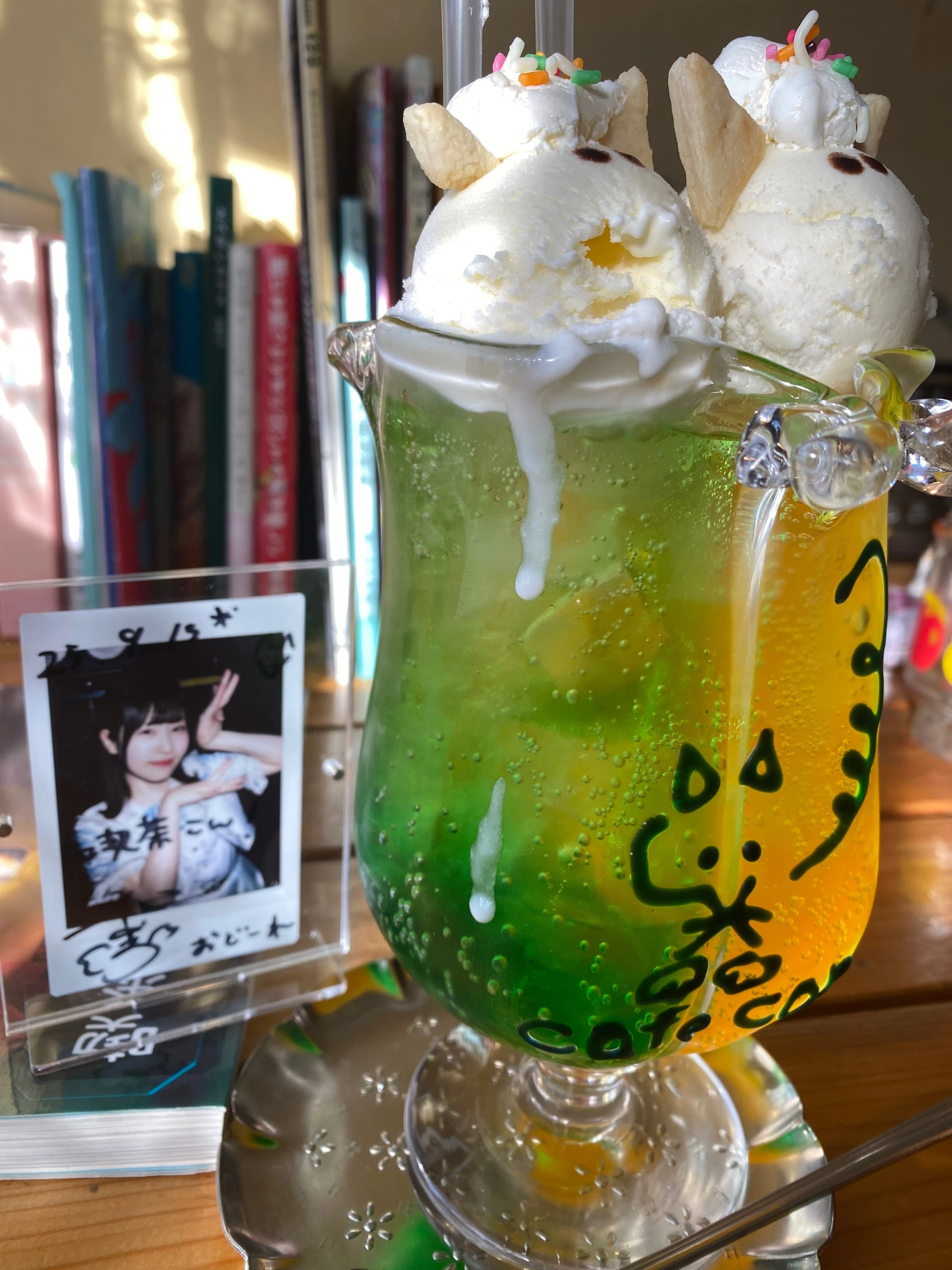 こんこん🦊きつねダブルメロンクリームソーダ/喫茶こん｜おどーれ