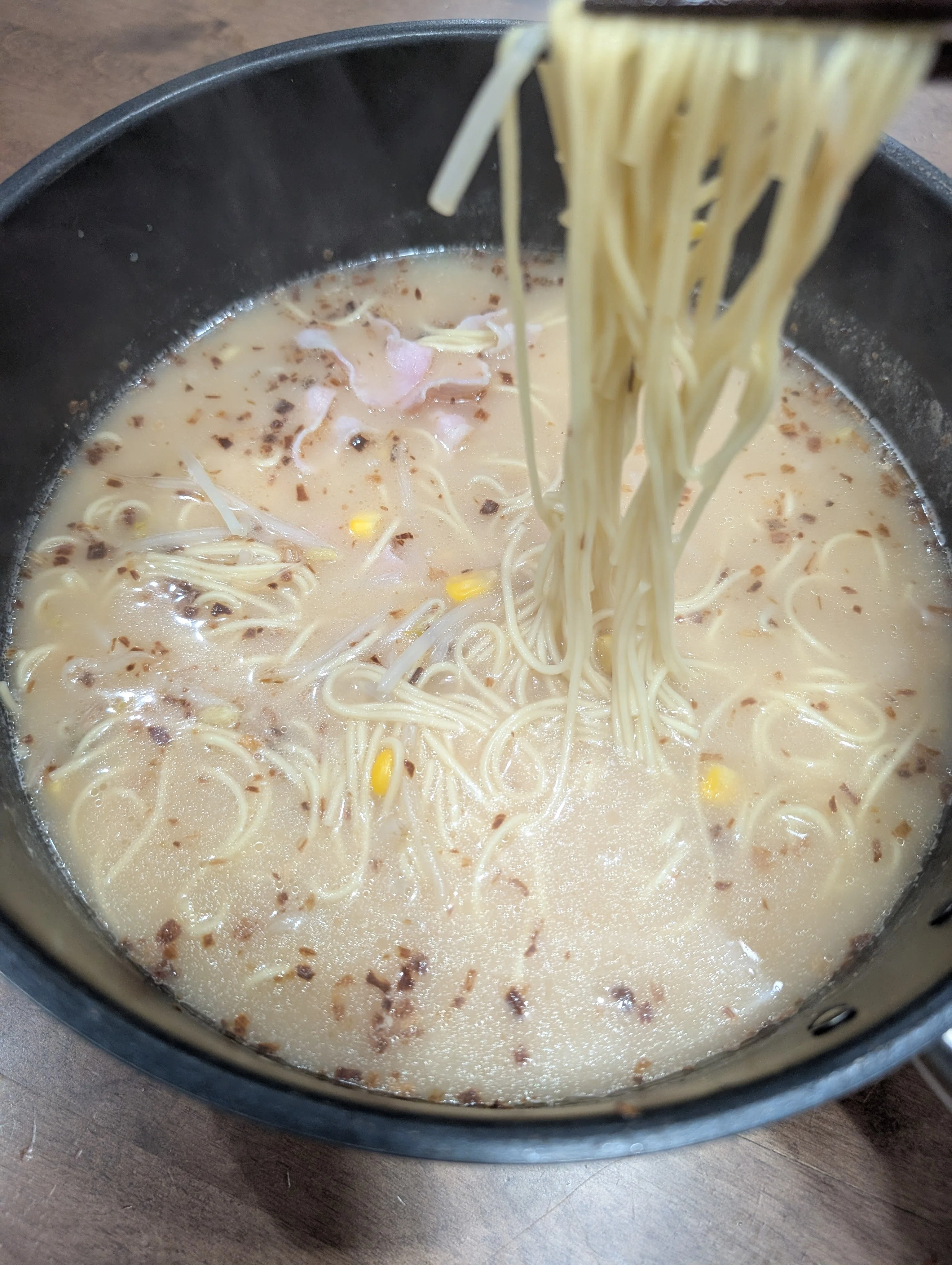 鹿児島焦がしねぎ入り黒豚豚骨ラーメン｜Yuragi