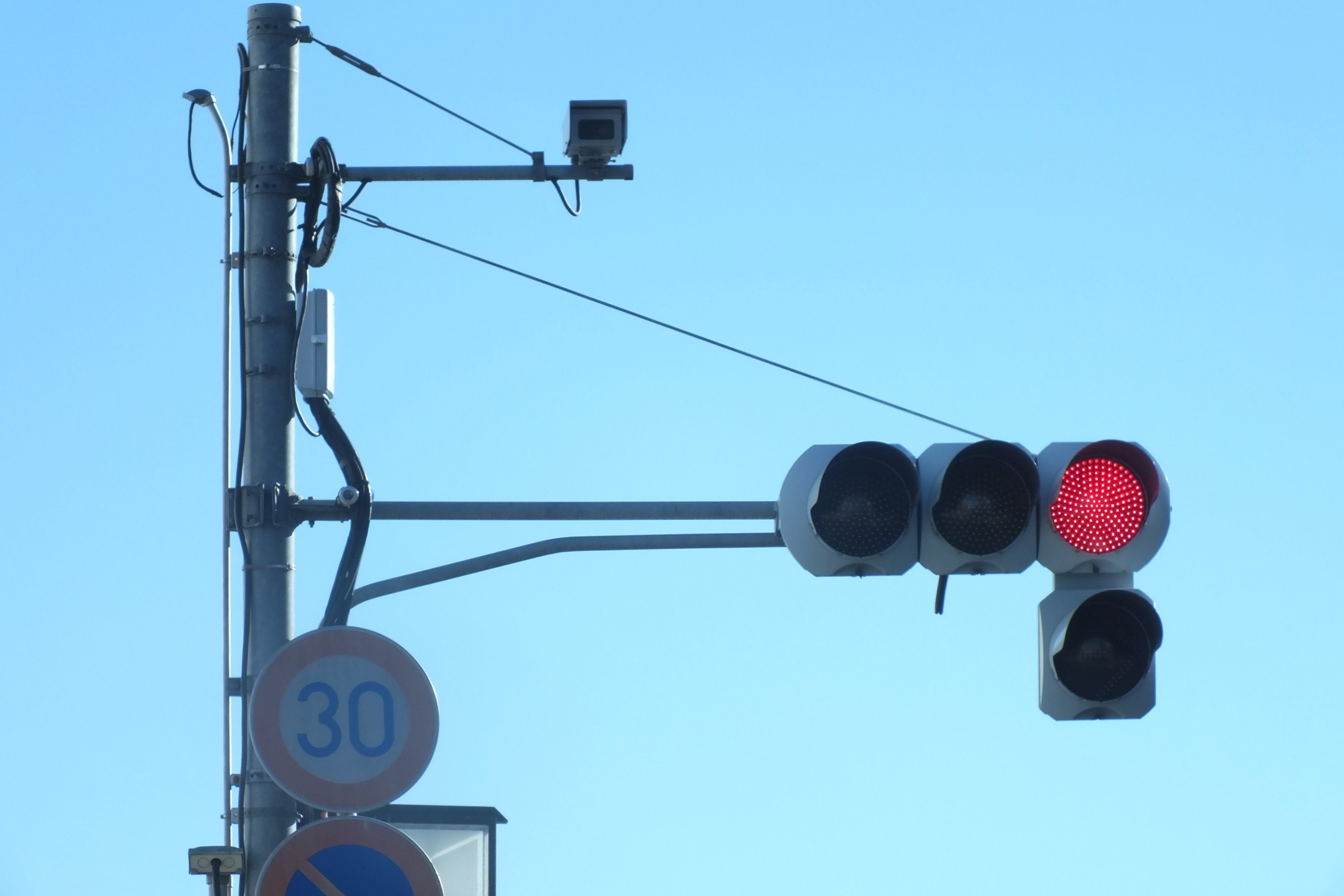 深谷-87】深谷市西島町二丁目にある4基の6基の日信厚型LED＋右折矢印灯