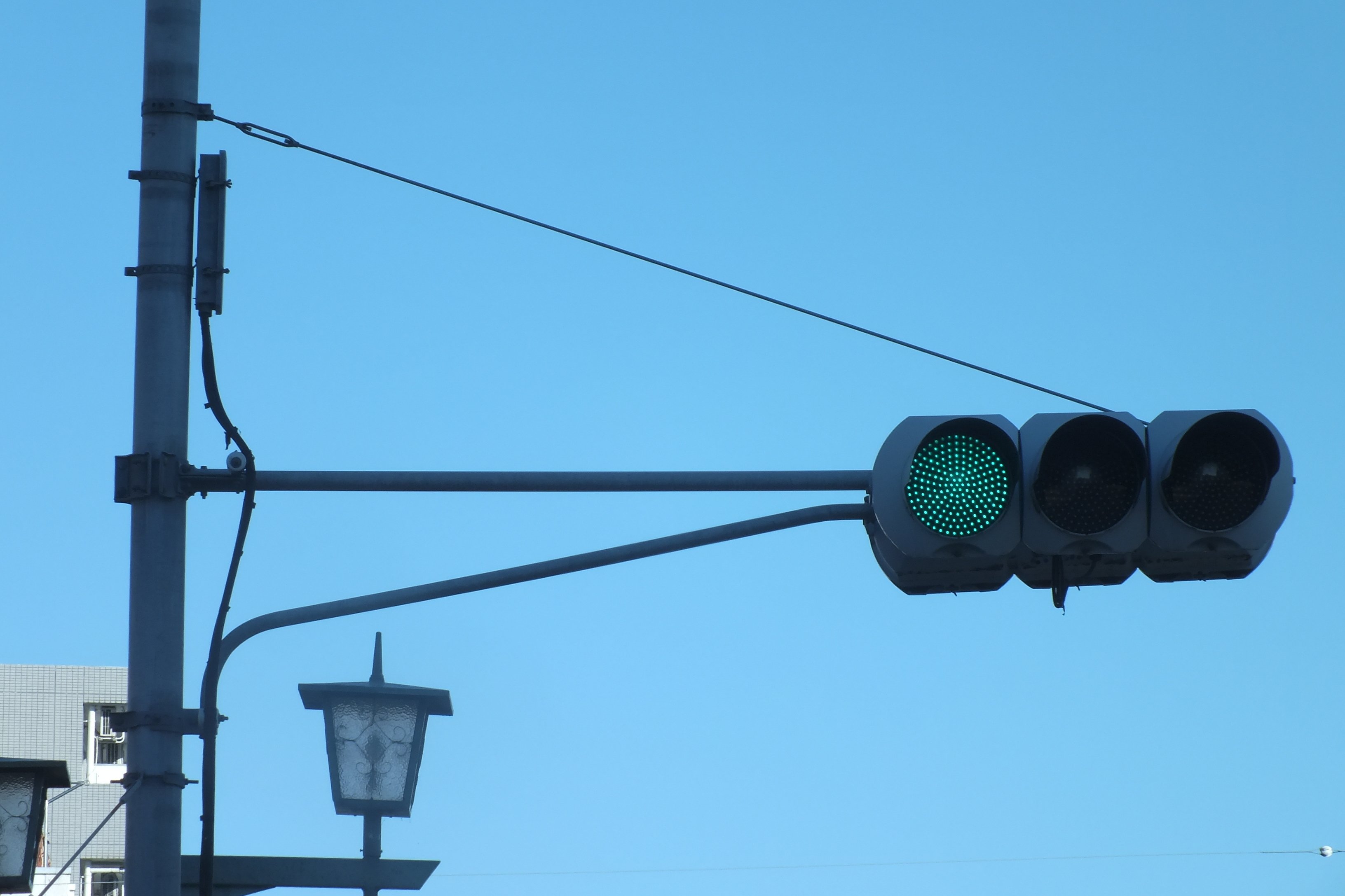 深谷-87】深谷市西島町二丁目にある4基の6基の日信厚型LED＋右折矢印灯