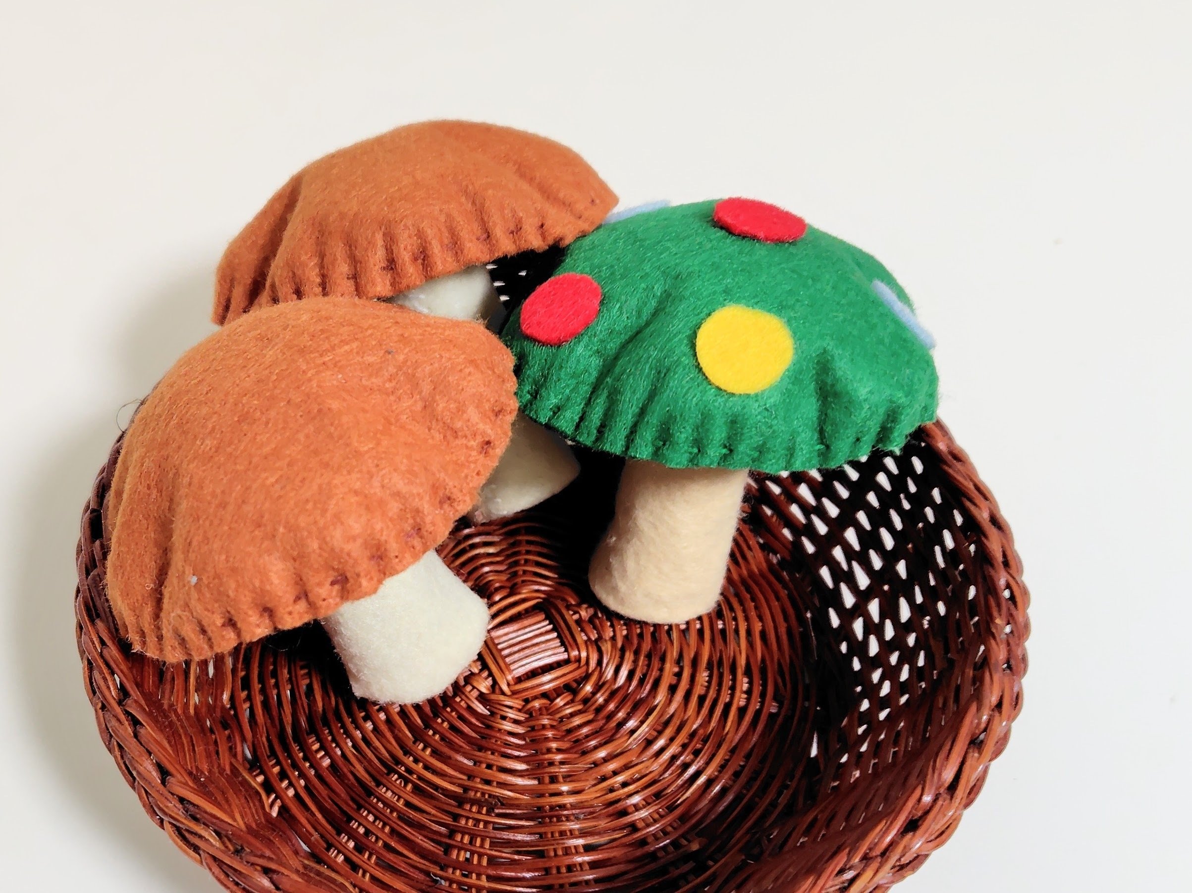 季節の工作｜クリスマス柄のキノコ｜型紙つき｜キノコの雑学｜今草