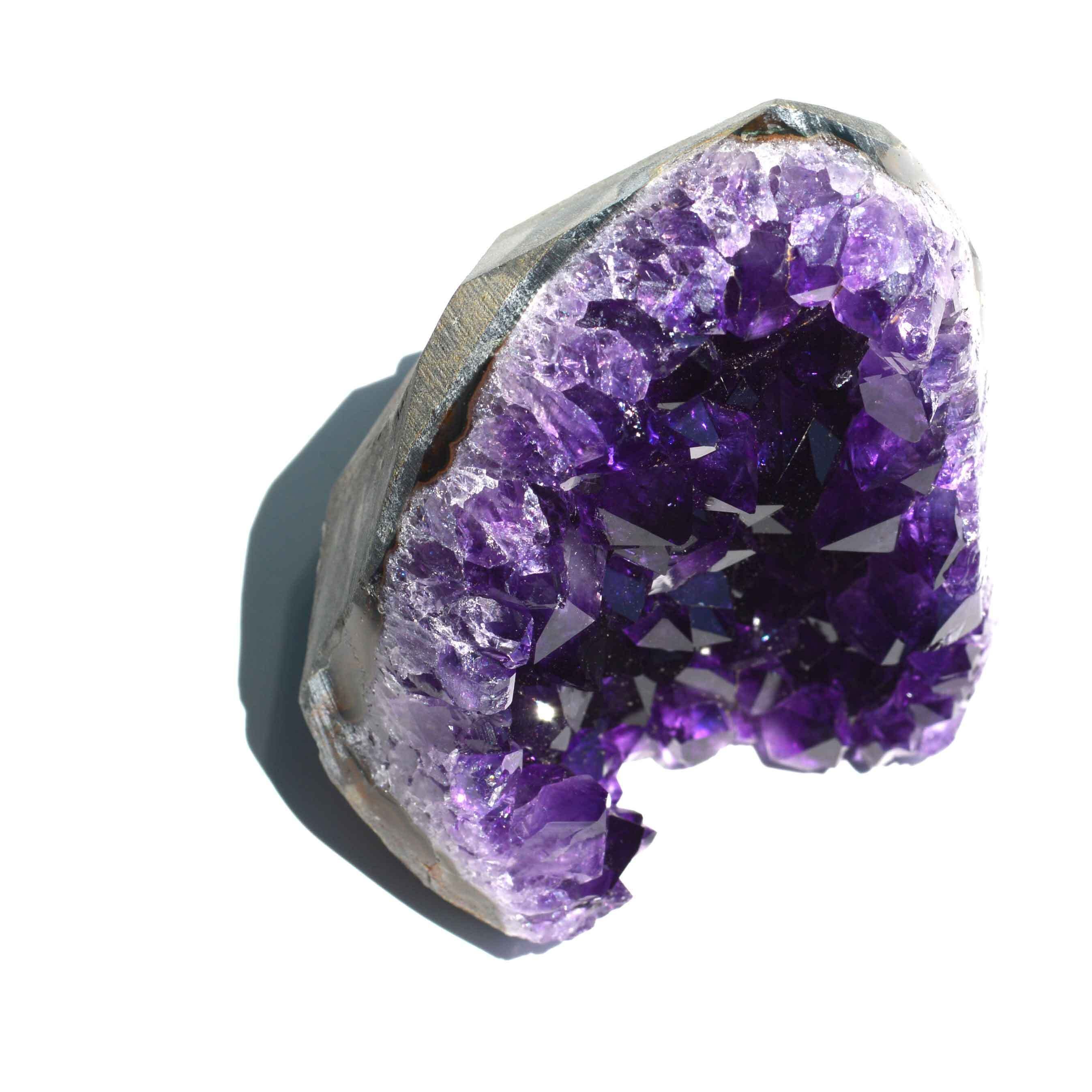 透明な水晶と、紫のアメジスト──同じ石英なのに、なぜ色が違うの