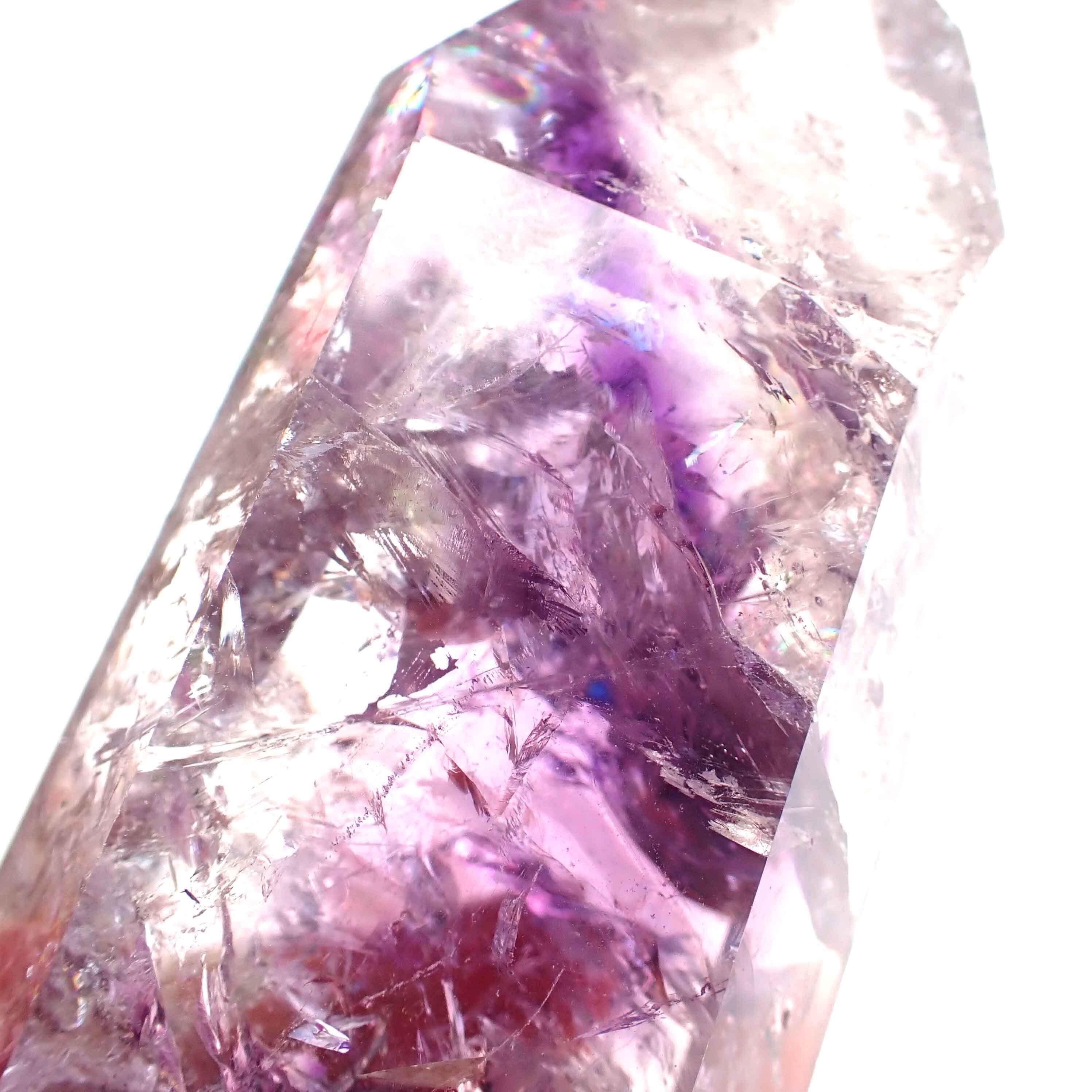 透明な水晶と、紫のアメジスト──同じ石英なのに、なぜ色が違うの