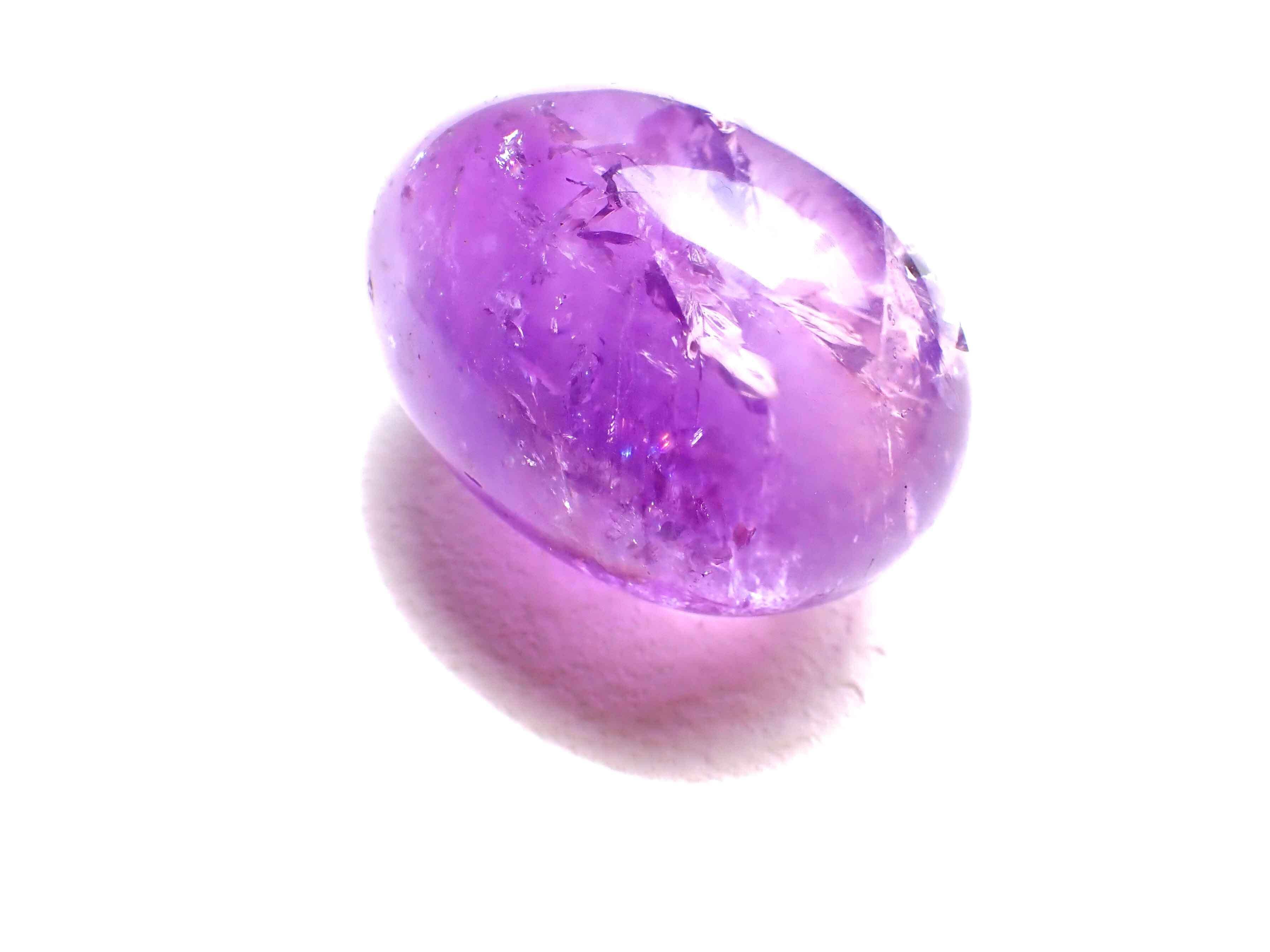 透明な水晶と、紫のアメジスト──同じ石英なのに、なぜ色が違うの