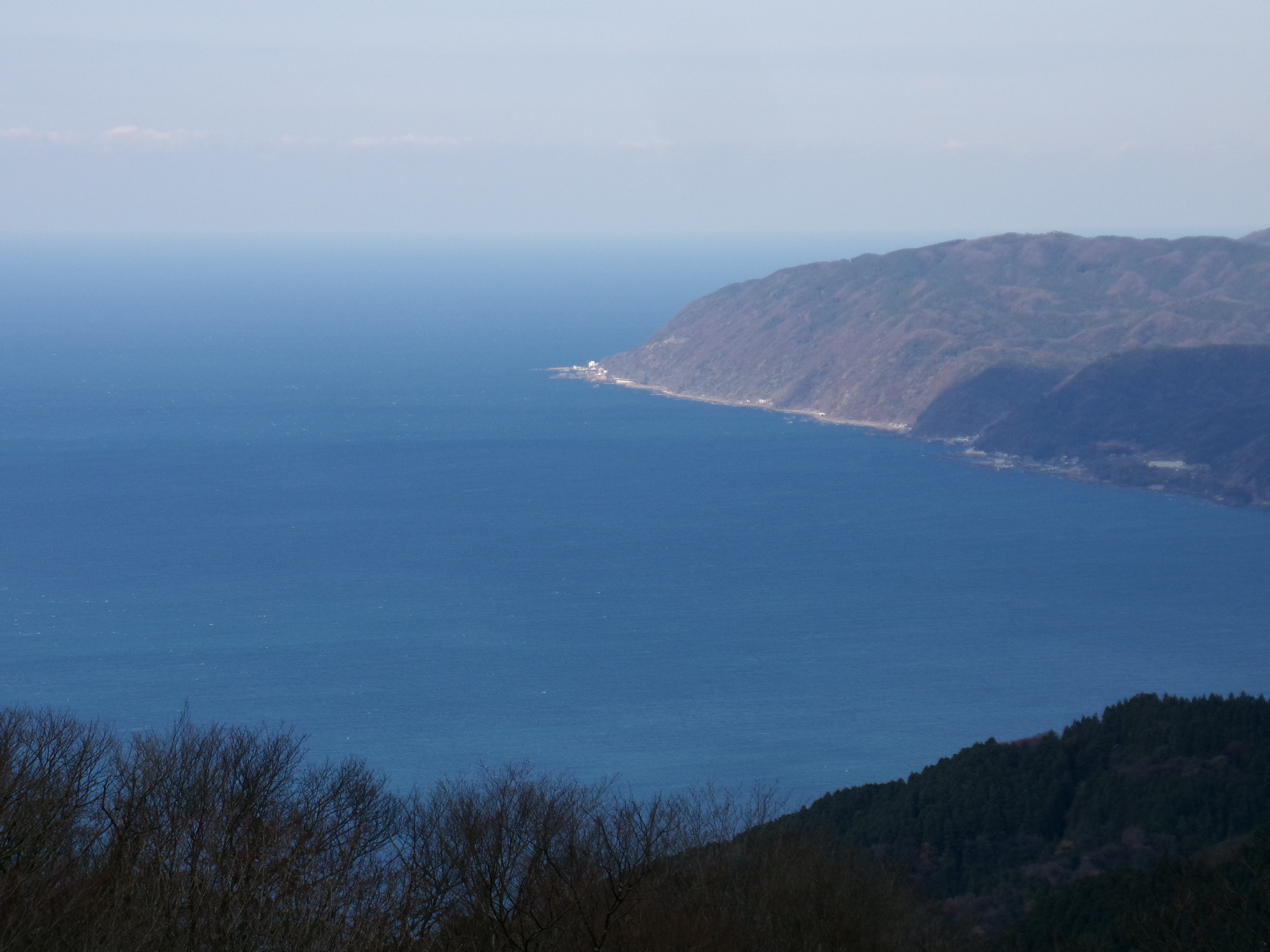 雪がちらほら見える鉢伏山 スカッと晴れた空に青い日本海、敦賀湾 遠く